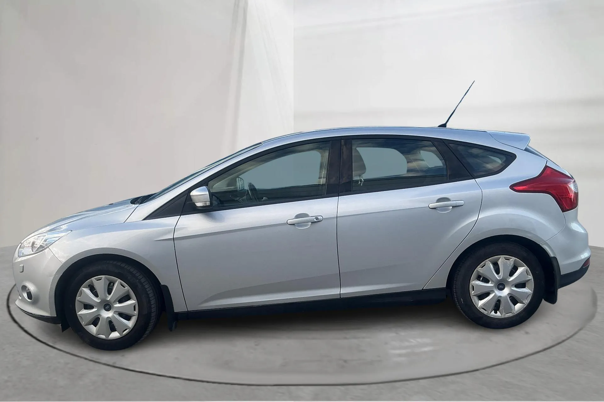 Presentationsfoto 2 av 13: Ford Focus 1.6 Ti-VCT Flexifuel 5dr (120hk) - 9 840 mil - Manuell - grå - 2013