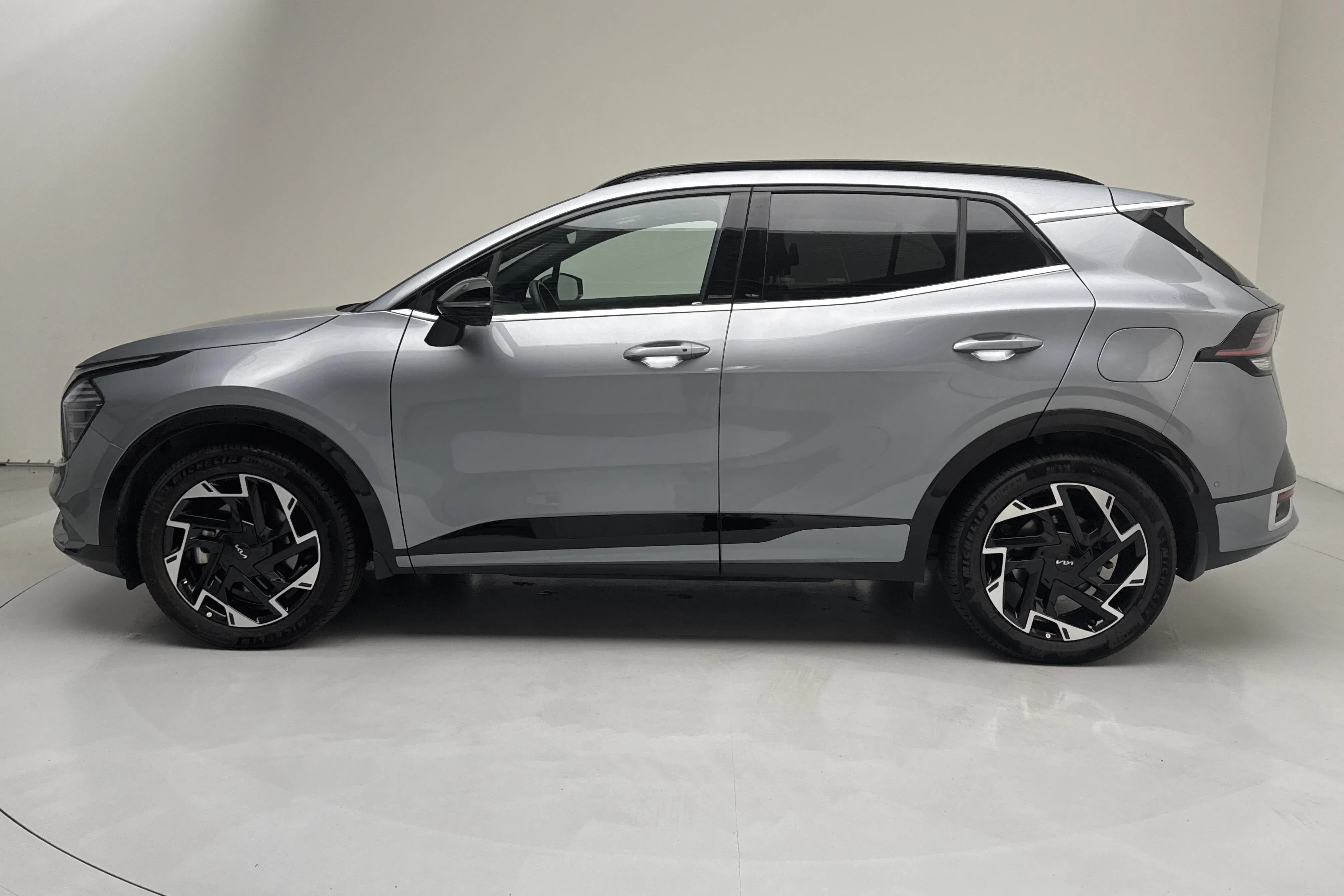 Presentationsfoto 2 av 22: KIA Sportage PHEV AWD (265hk) - 3 329 mil - Automat - grå - 2025