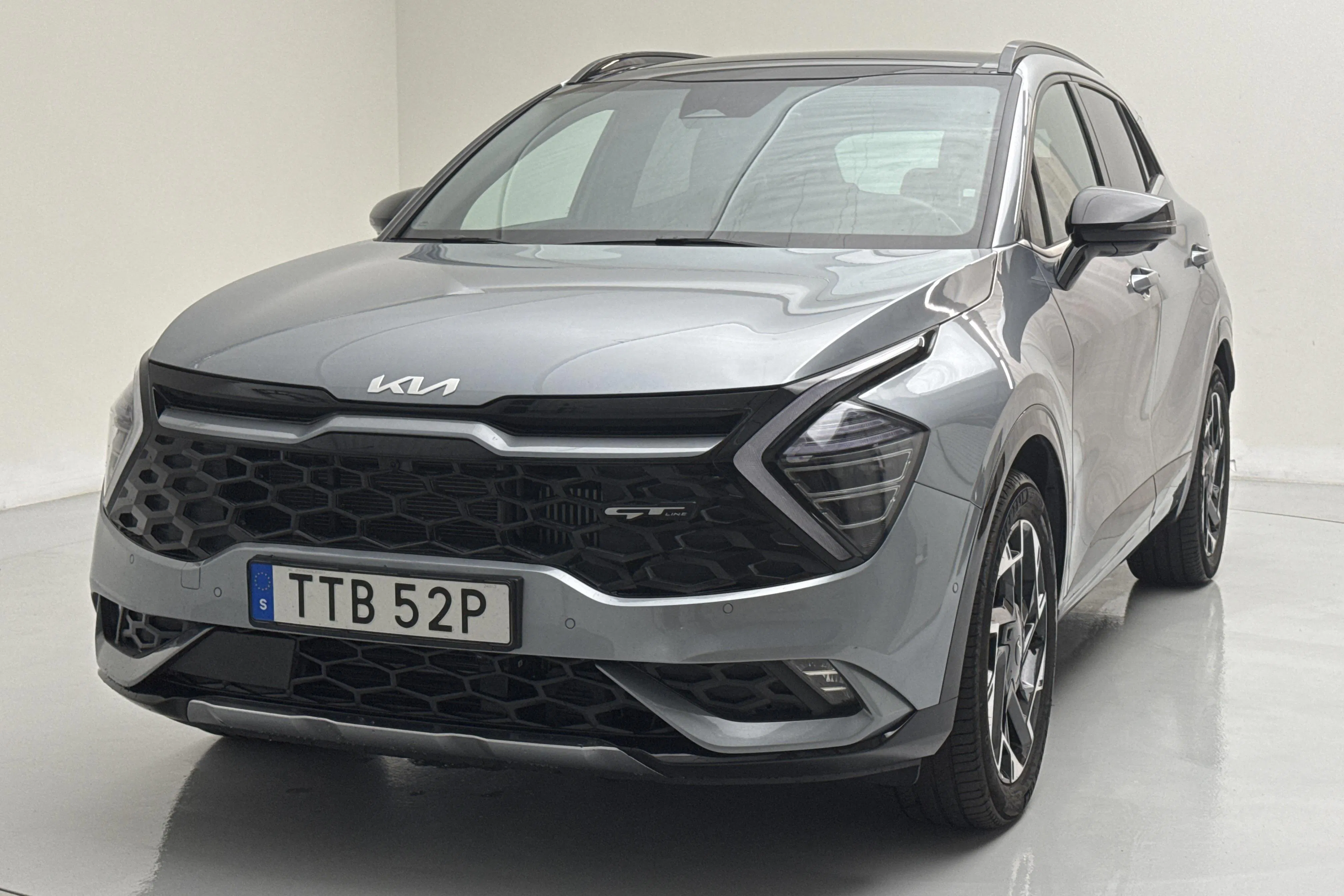 Presentationsfoto 1 av 22: KIA Sportage PHEV AWD (265hk) - 3 329 mil - Automat - grå - 2025
