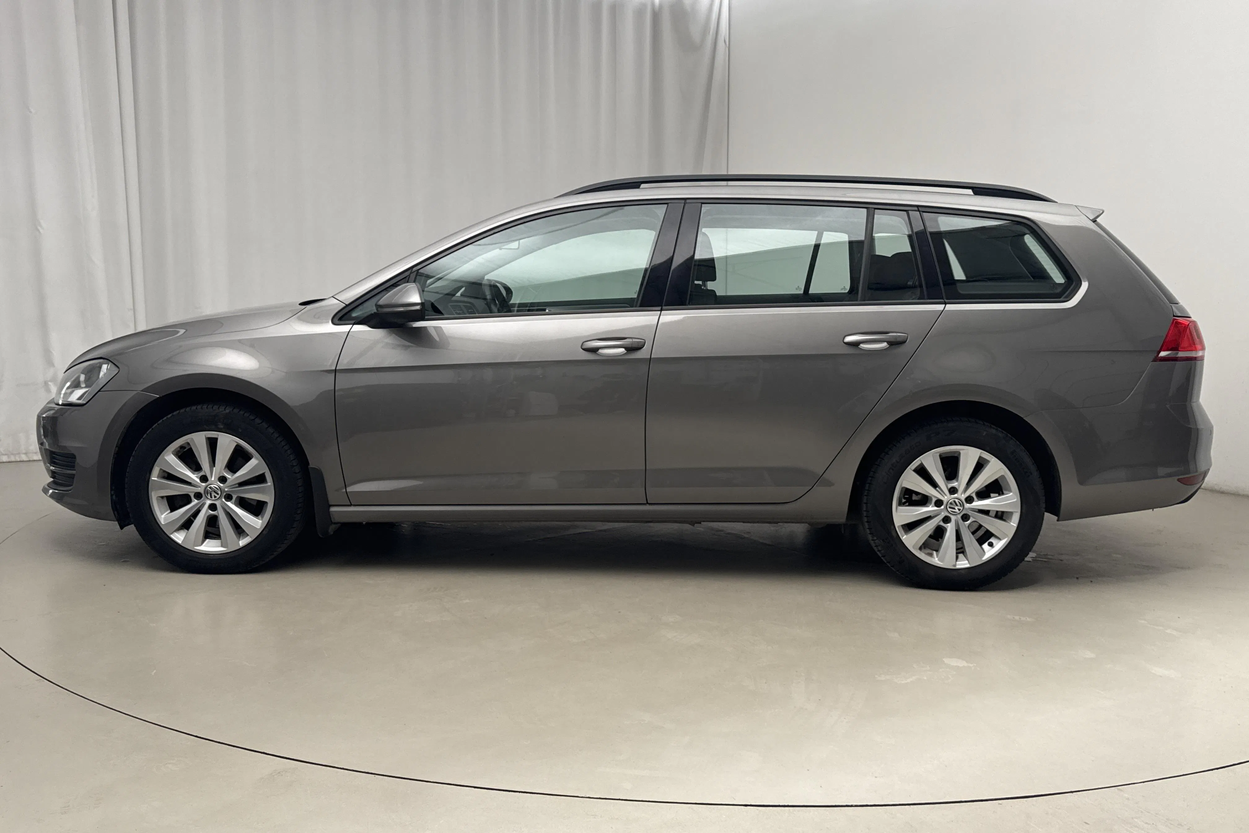 Zdjęcie prezentacyjne 2 z 15: VW Golf VII 1.2 TSI Sportscombi (110hk) - 175 900 km - Automatyczna - szary - 2017