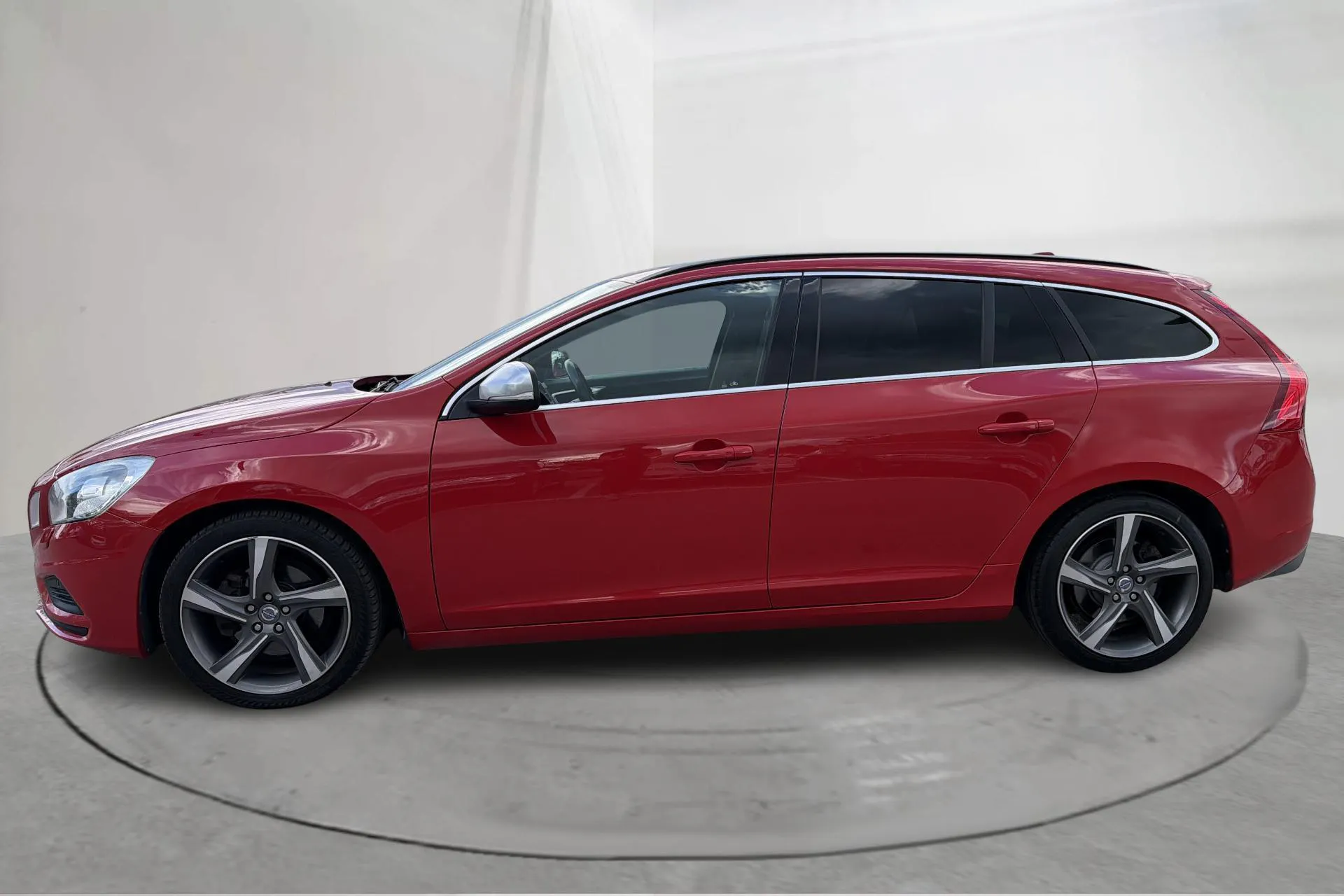 Presentationsfoto 2 av 17: Volvo V60 D4 (163hk) - 17 769 mil - Manuell - röd - 2013