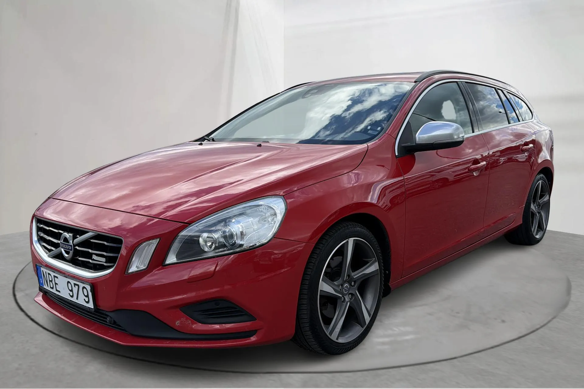 Presentationsfoto 1 av 17: Volvo V60 D4 (163hk) - 17 769 mil - Manuell - röd - 2013