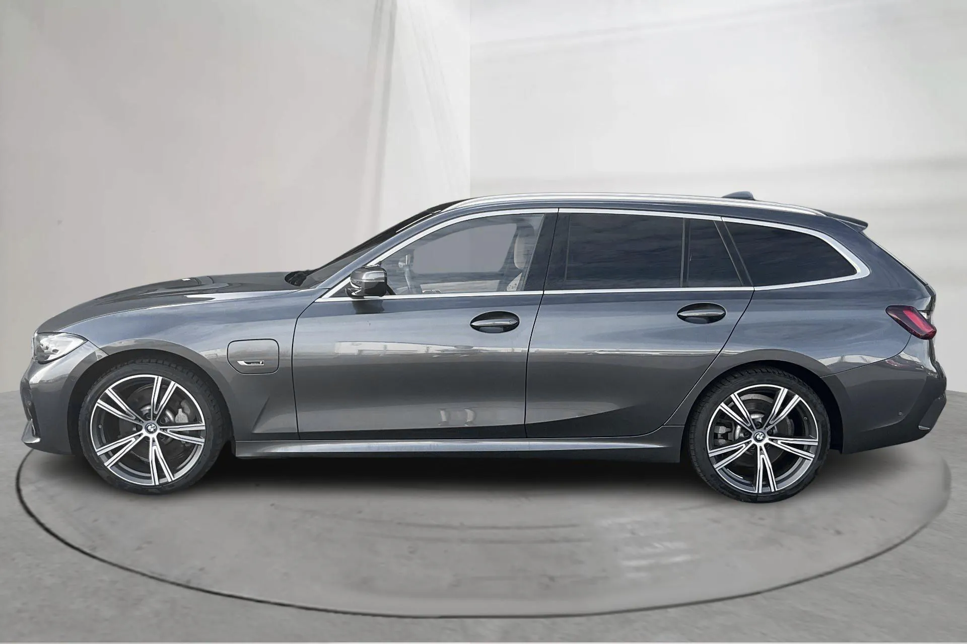 Presentationsfoto 2 av 21: BMW 330e xDrive Touring, G21 (292hk) - 3 977 mil - Automat - grå - 2022