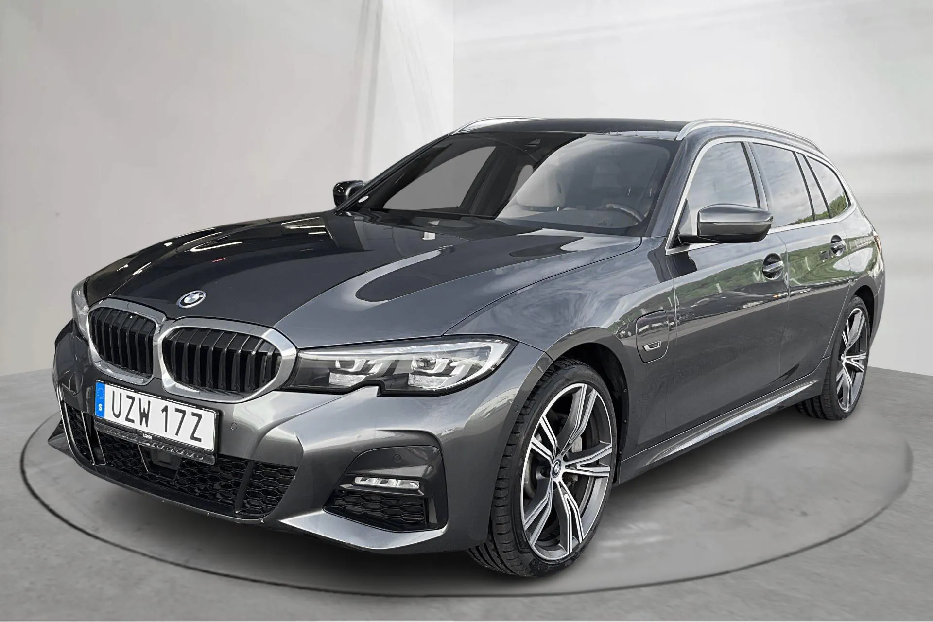 Presentationsfoto 1 av 21: BMW 330e xDrive Touring, G21 (292hk) - 3 977 mil - Automat - grå - 2022