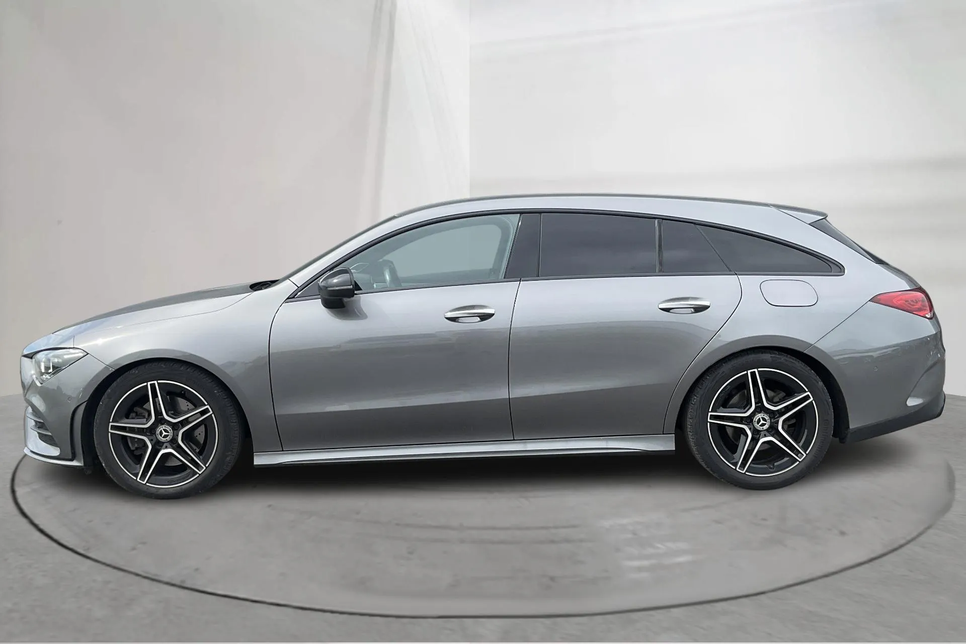 Presentationsfoto 2 av 20: Mercedes CLA 200 d Shooting Brake X118 (150hk) - 15 859 mil - Automat - Mörkgrå - 2021