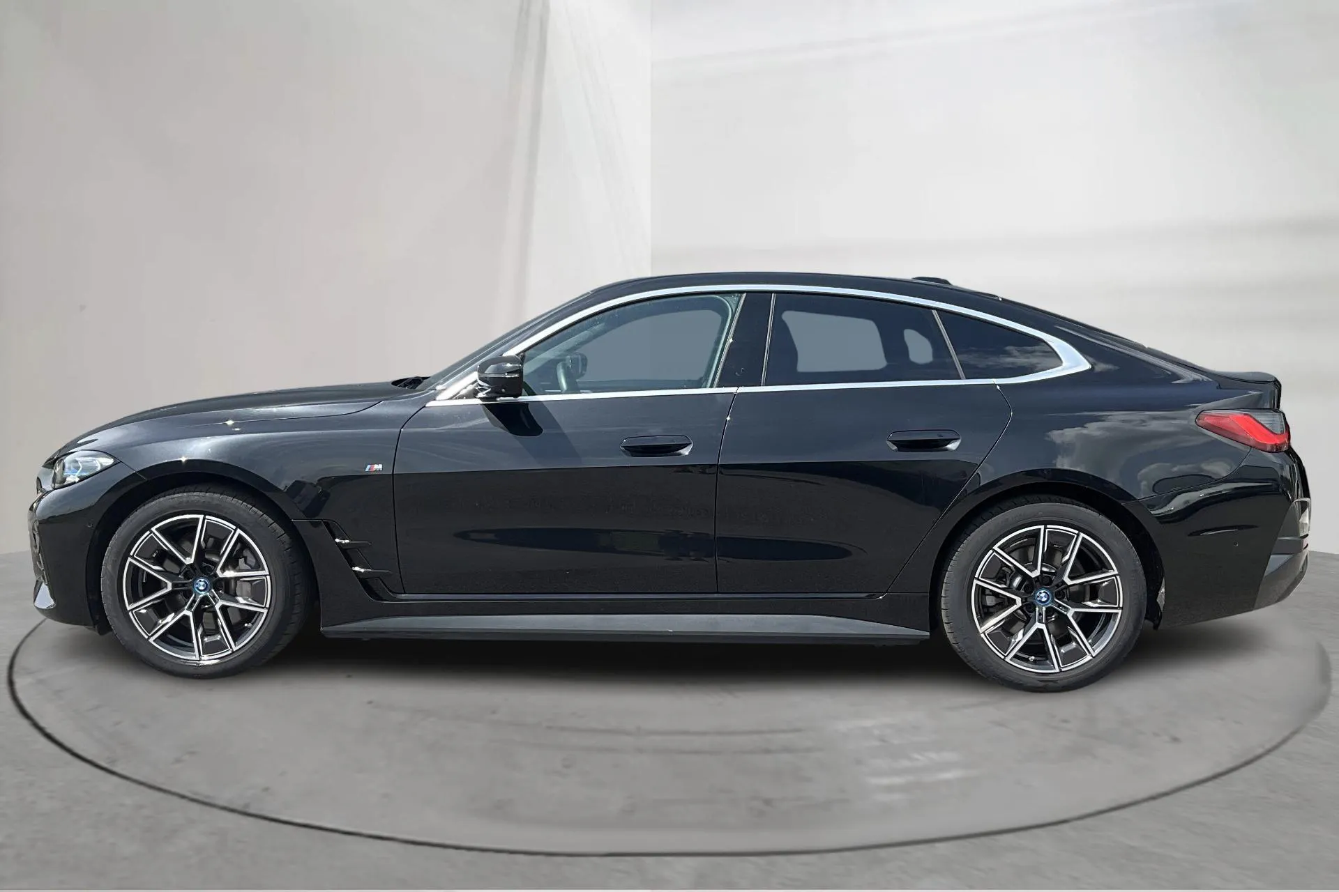 Presentationsfoto 2 av 21: BMW i4 eDrive40, G26 (340hk) - 5 519 mil - Automat - svart - 2024