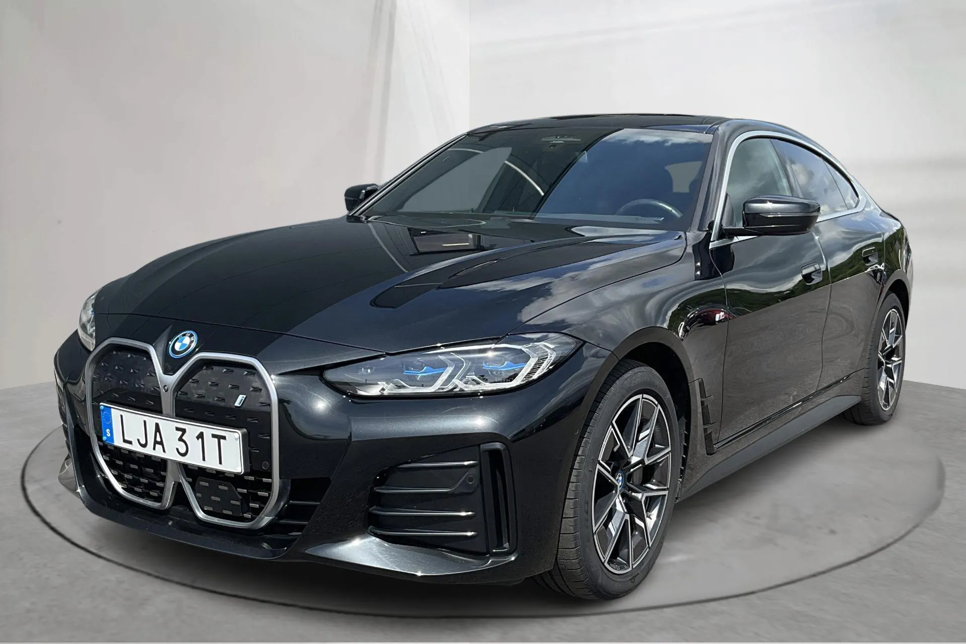 Presentationsfoto 1 av 21: BMW i4 eDrive40, G26 (340hk) - 5 519 mil - Automat - svart - 2024