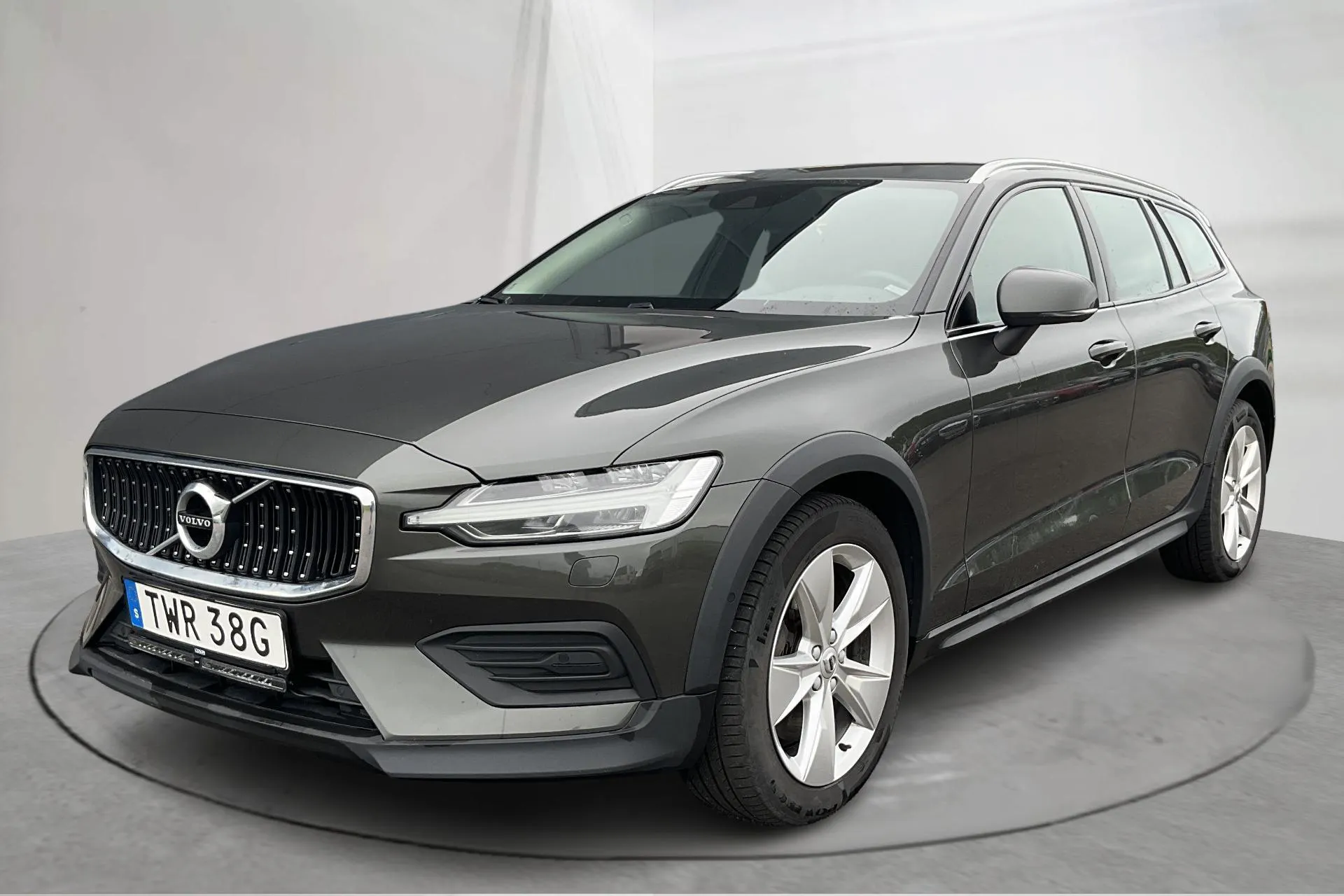 Presentationsfoto 1 av 18: Volvo V60 B4 Cross Country AWD Mildhybrid, Diesel (197hk) - 19 722 mil - Automat - Mörkgrå - 2022