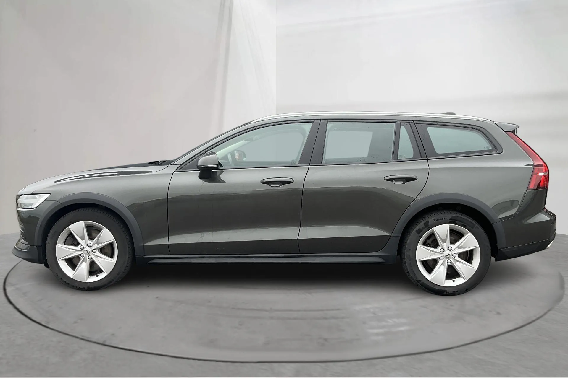 Presentationsfoto 2 av 18: Volvo V60 B4 Cross Country AWD Mildhybrid, Diesel (197hk) - 19 722 mil - Automat - Mörkgrå - 2022