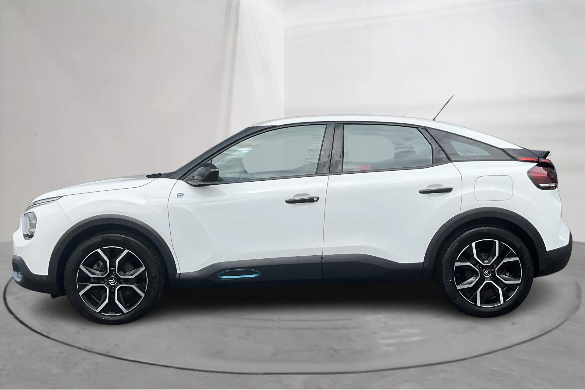 Presentationsfoto 2 av 16: Citroën e-C4 50kWh (136hk) - 9 126 mil - Automat - vit - 2022