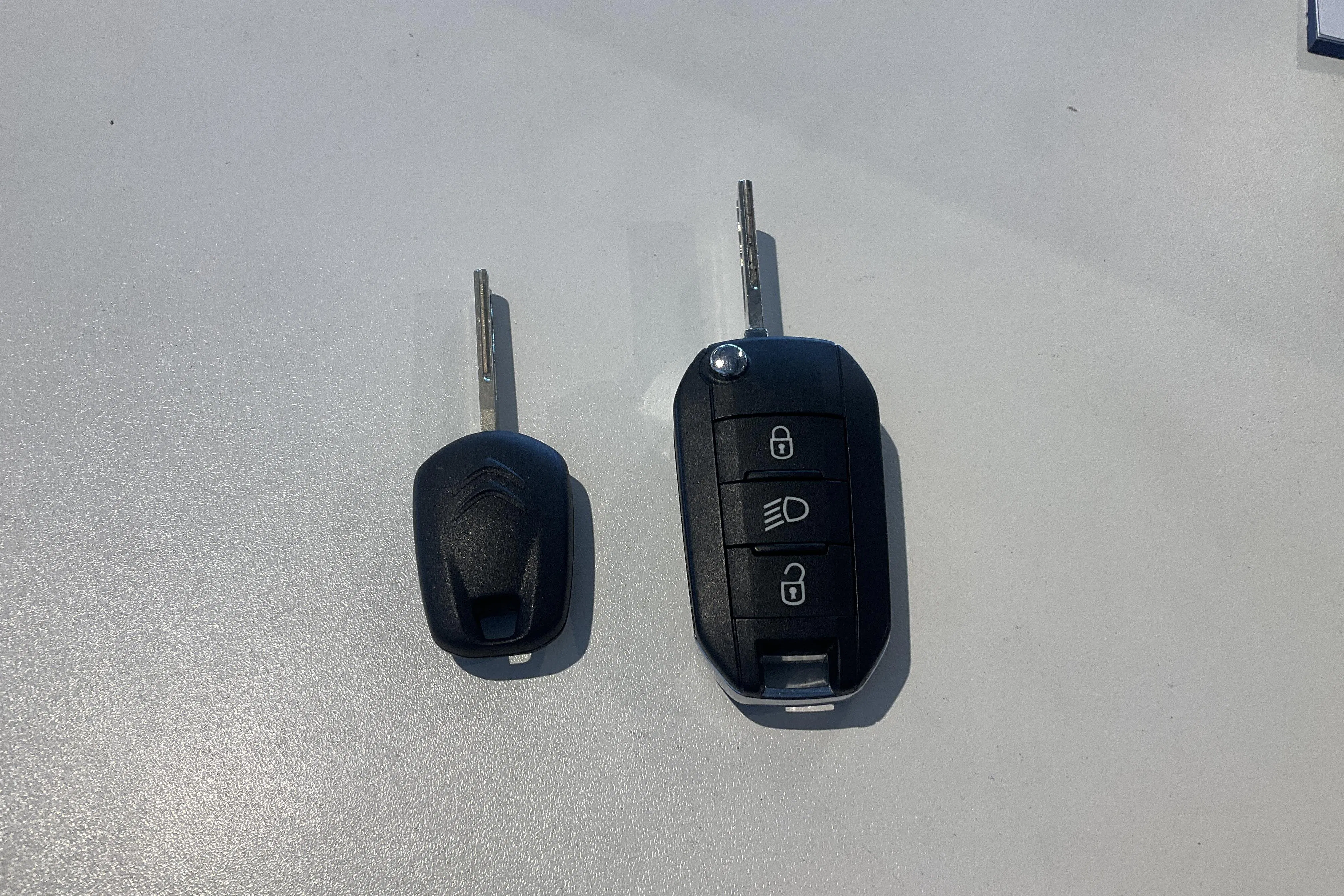 Presentationsfoto 16 av 16: Citroën e-C4 50kWh (136hk) - 9 126 mil - Automat - vit - 2022