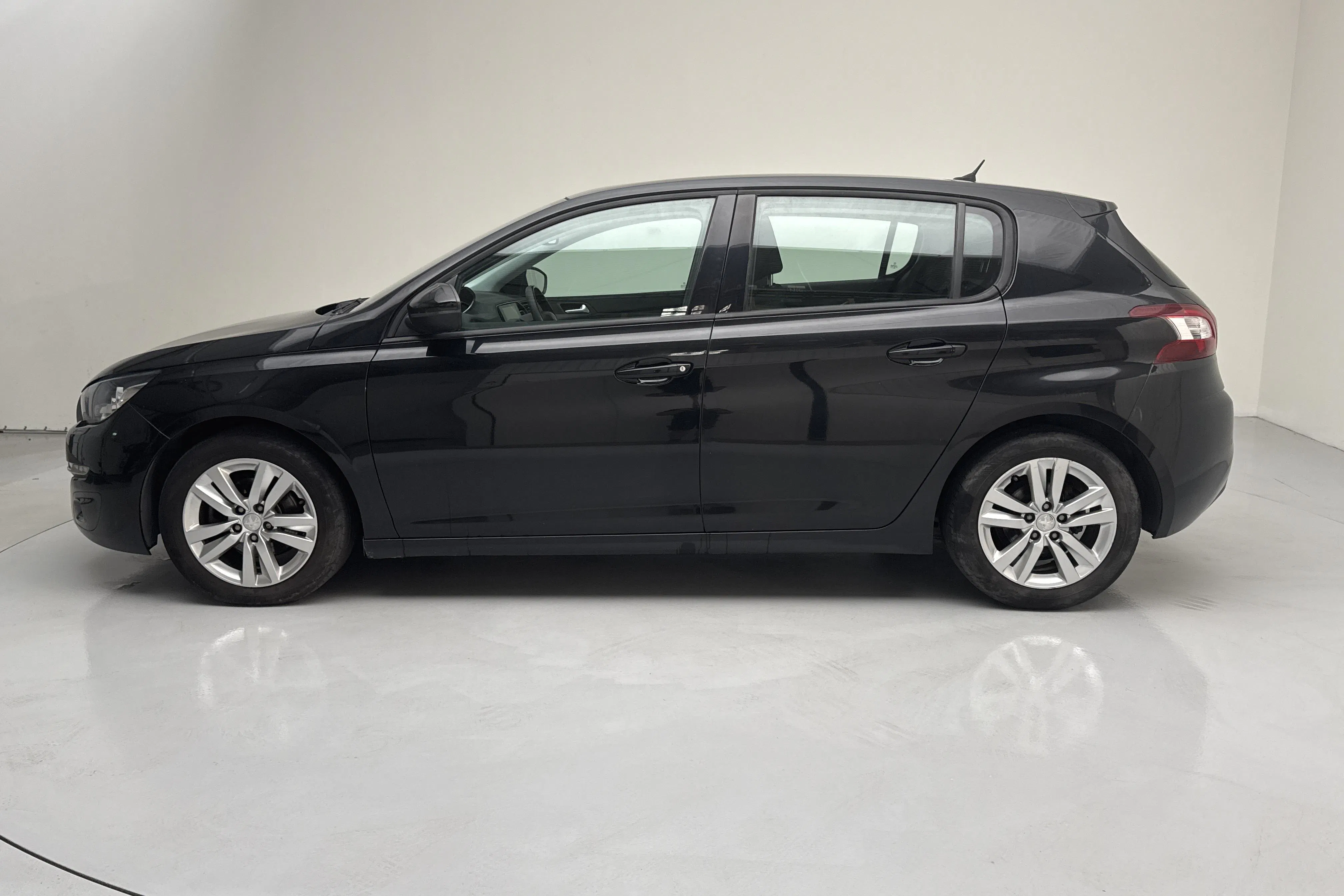 Presentationsfoto 2 av 14: Peugeot 308 1.6 e-HDi (115hk) - 21 512 mil - Manuell - svart - 2014