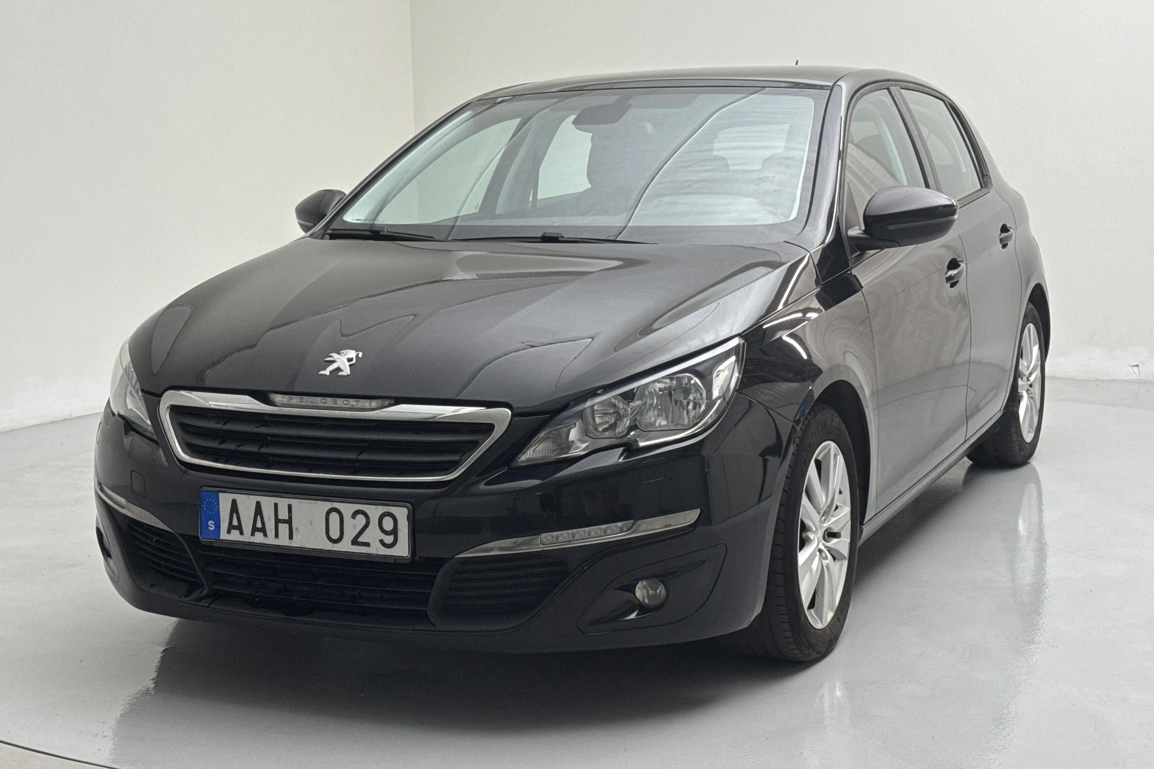 Presentationsfoto 1 av 14: Peugeot 308 1.6 e-HDi (115hk) - 21 512 mil - Manuell - svart - 2014