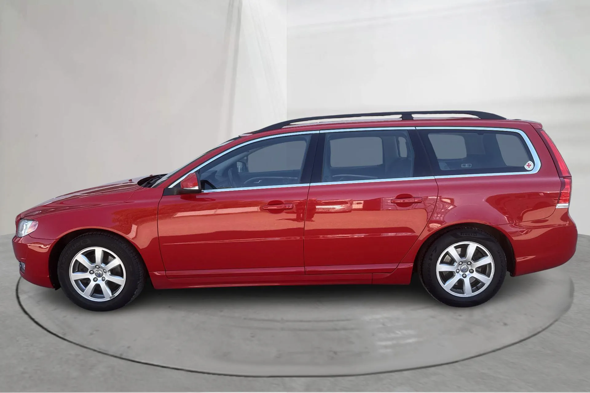 Presentationsfoto 2 av 14: Volvo V70 II D2 (115hk) - 12 020 mil - Automat - röd - 2014