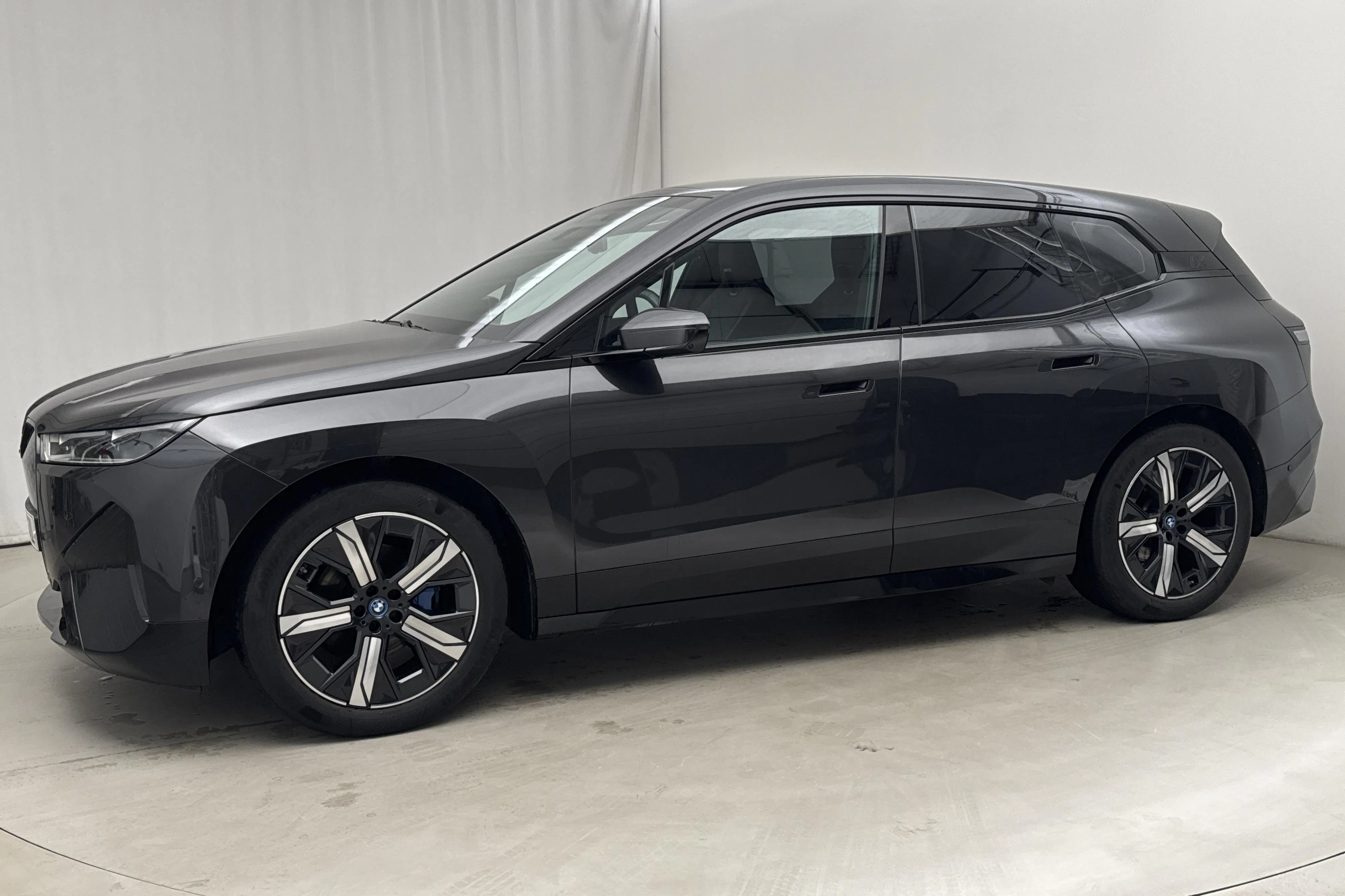 Presentationsfoto 2 av 22: BMW iX xDrive40, I20 (310hk) - 4 696 mil - Automat - grå - 2023