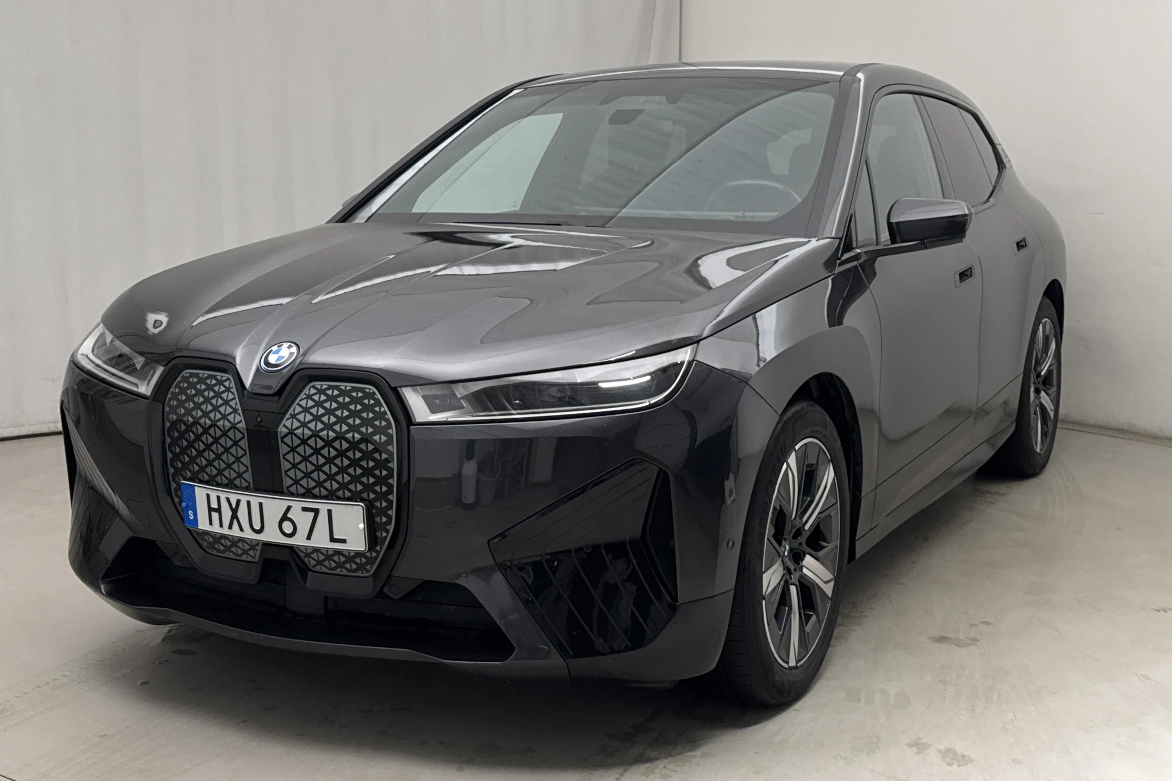 Presentationsfoto 1 av 22: BMW iX xDrive40, I20 (310hk) - 4 696 mil - Automat - grå - 2023