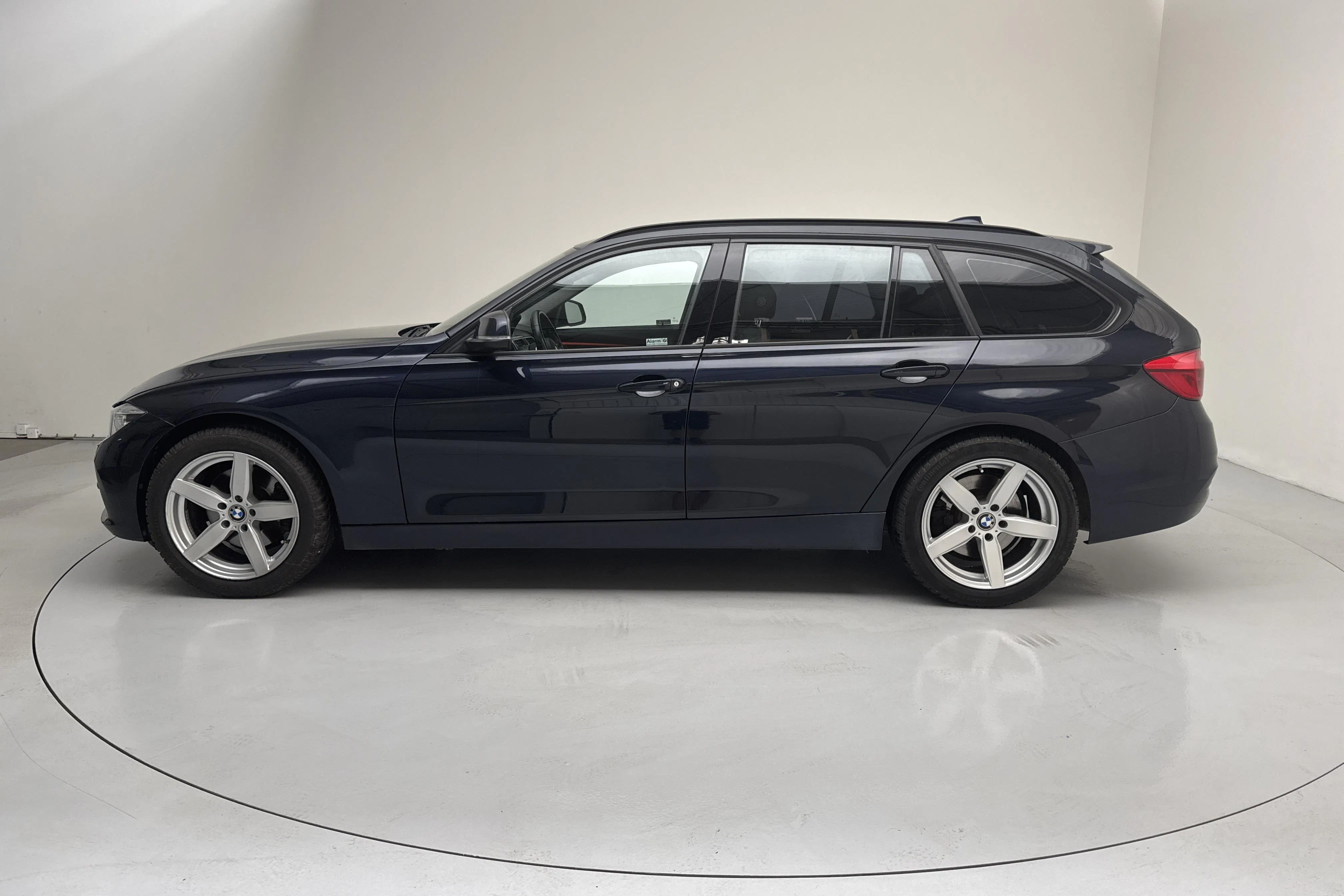 Presentationsfoto 2 av 13: BMW 330d xDrive Touring, F31 (258hk) - 18 521 mil - Automat - blå - 2016