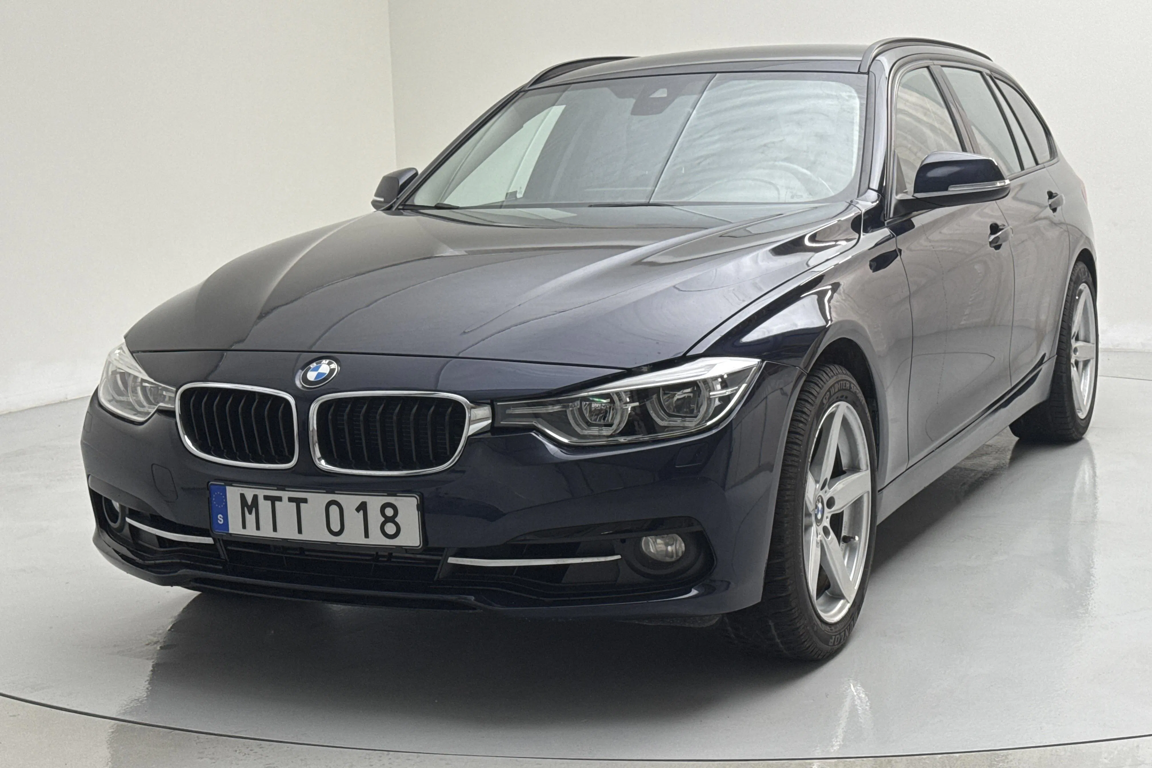 Presentationsfoto 1 av 13: BMW 330d xDrive Touring, F31 (258hk) - 18 521 mil - Automat - blå - 2016