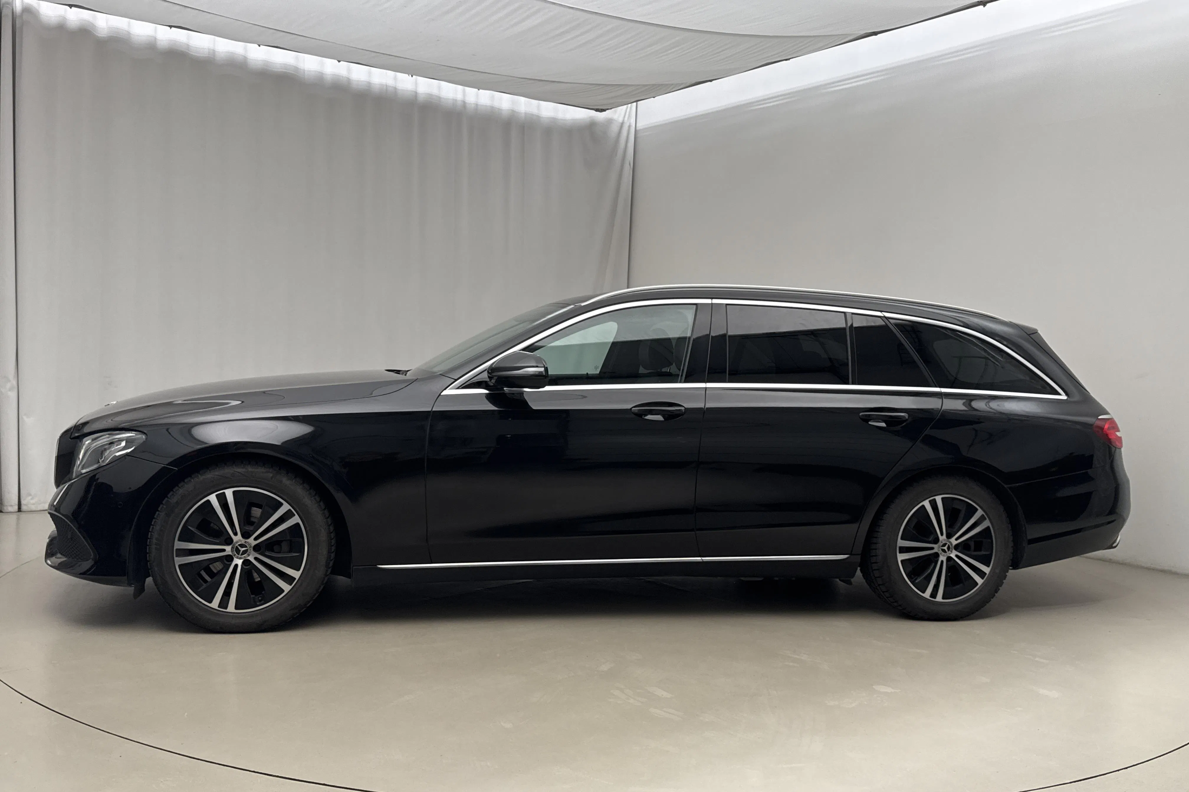 Presentationsfoto 2 av 18: Mercedes E 220 d Kombi S213 (194hk) - 24 562 mil - Automat - svart - 2017
