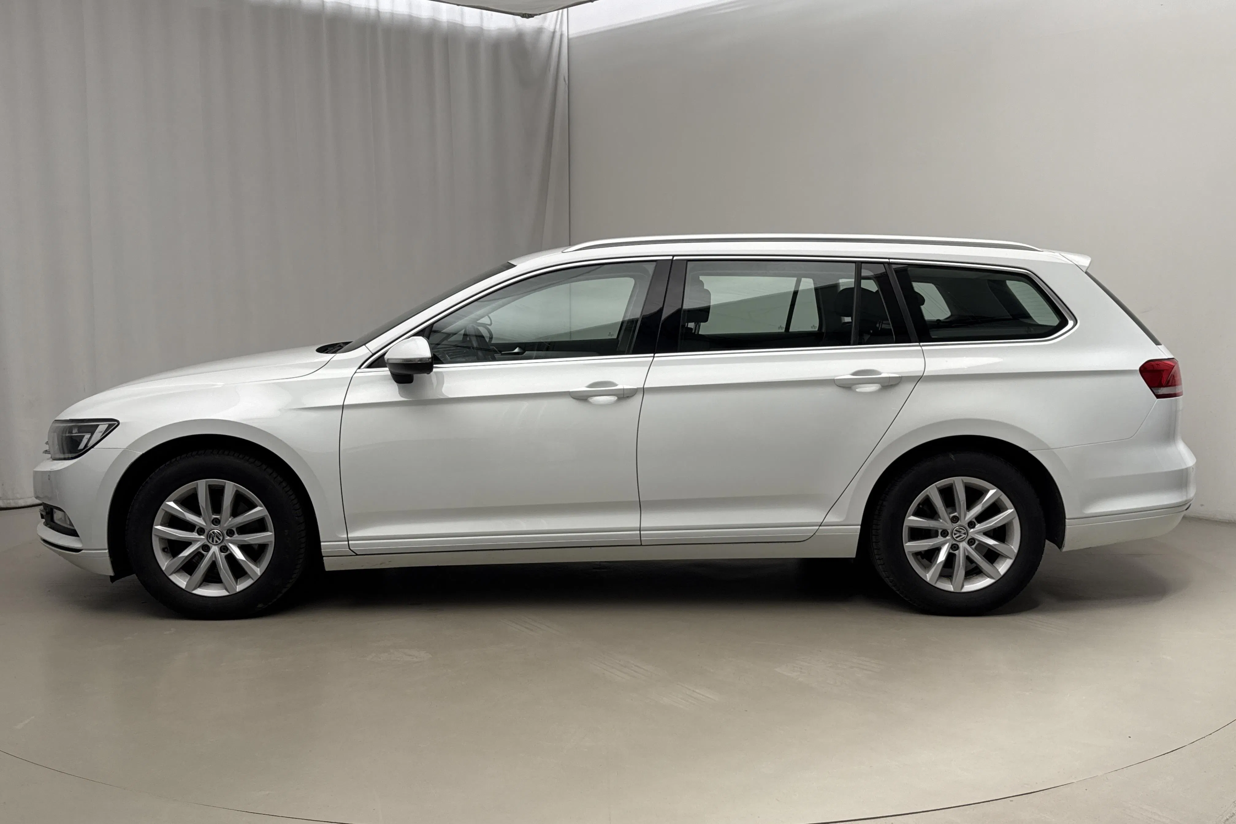 Presentationsfoto 2 av 17: VW Passat 1.4 TSI Sportscombi (150hk) - 20 884 mil - Manuell - vit - 2016