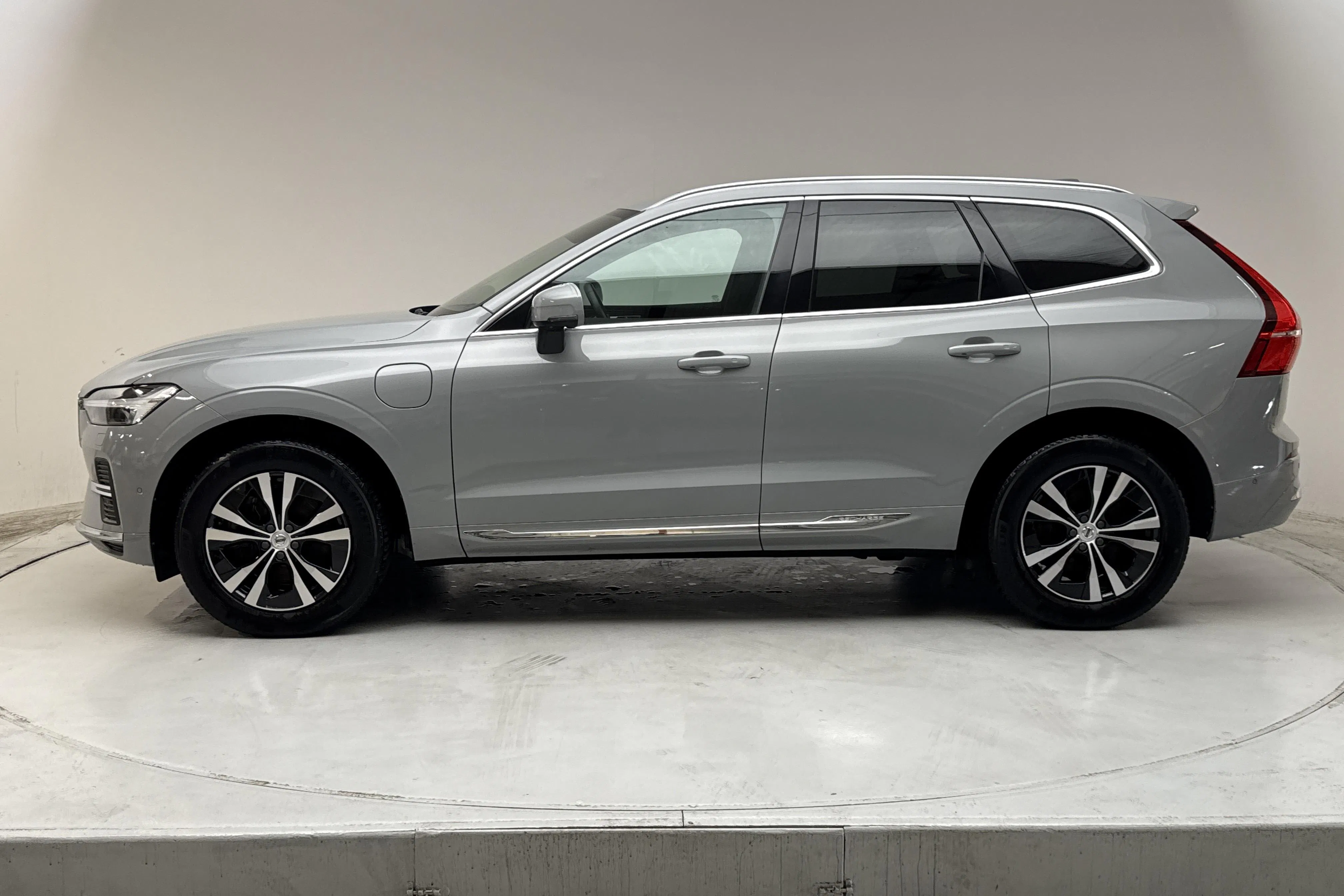 Presentationsfoto 2 av 18: Volvo XC60 T6 AWD Recharge (350hk) - 12 565 mil - Automat - grå - 2024