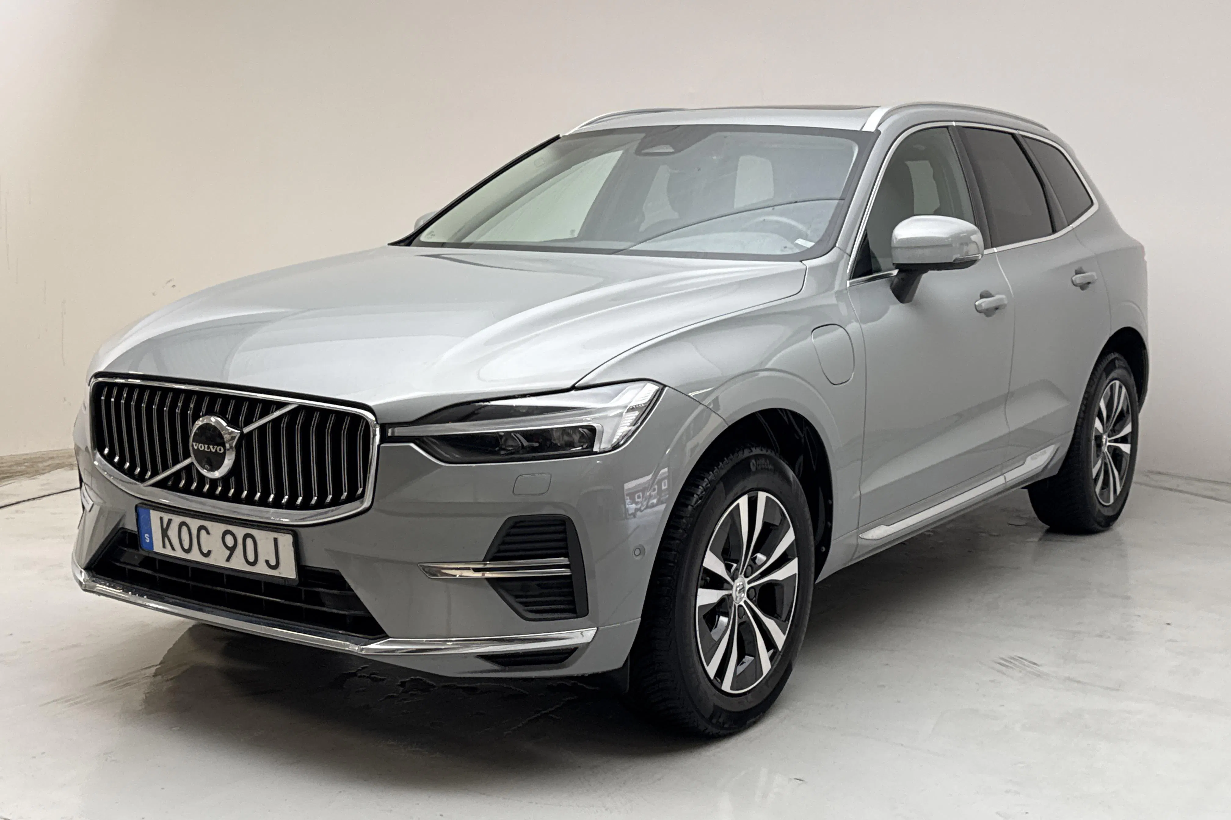 Presentationsfoto 1 av 18: Volvo XC60 T6 AWD Recharge (350hk) - 12 565 mil - Automat - grå - 2024
