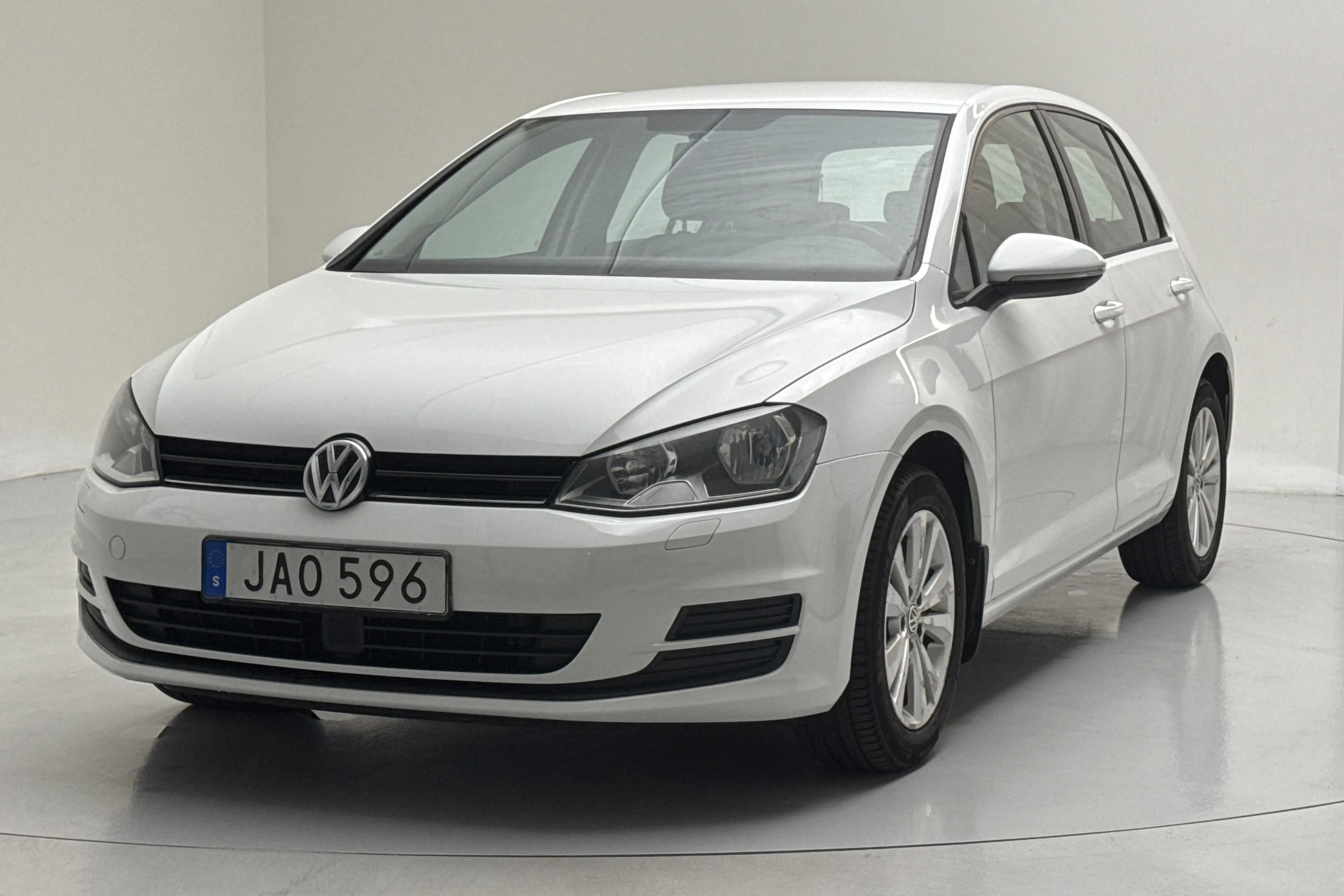 Presentationsfoto 1 av 13: VW Golf VII 1.2 TSI 5dr (110hk) - 17 721 mil - Manuell - vit - 2016