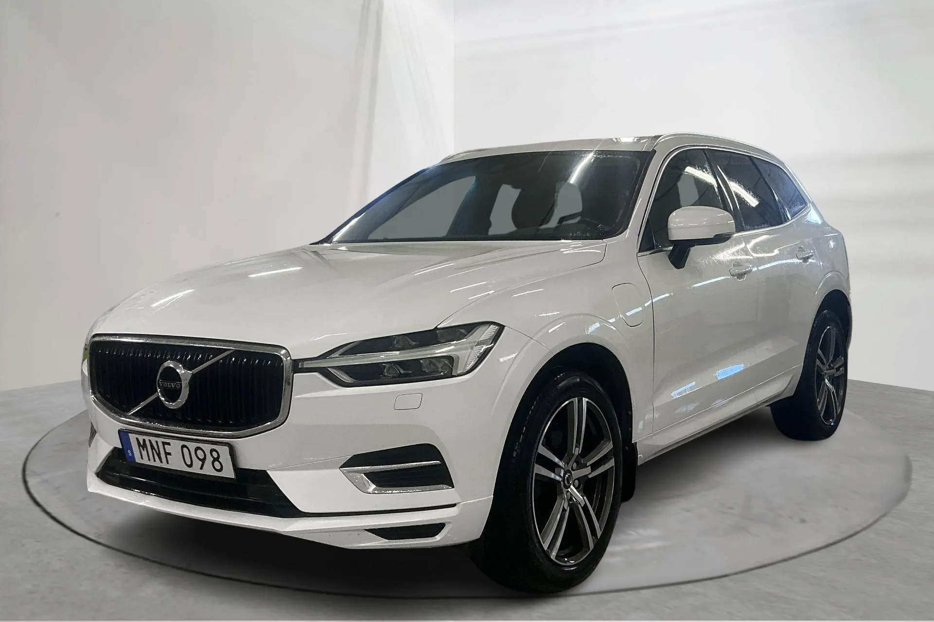 Presentationsfoto 1 av 30: Volvo XC60 T8 AWD Recharge (390hk) - 15 845 mil - Automat - vit - 2019