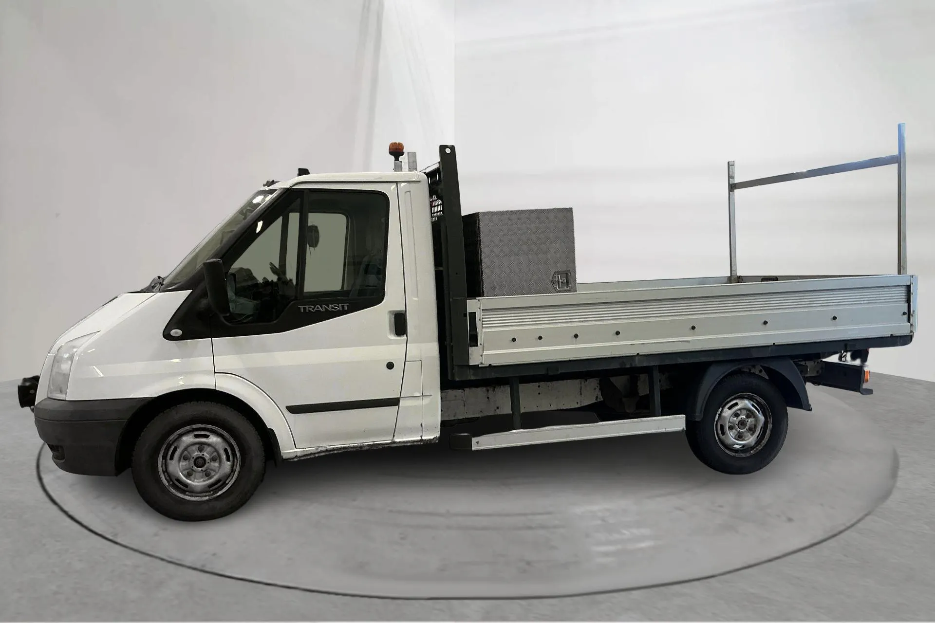 Presentationsfoto 2 av 13: Ford Transit 350 2.2 TDCi AWD Pickup (125hk) - 26 669 mil - Manuell - vit - 2013