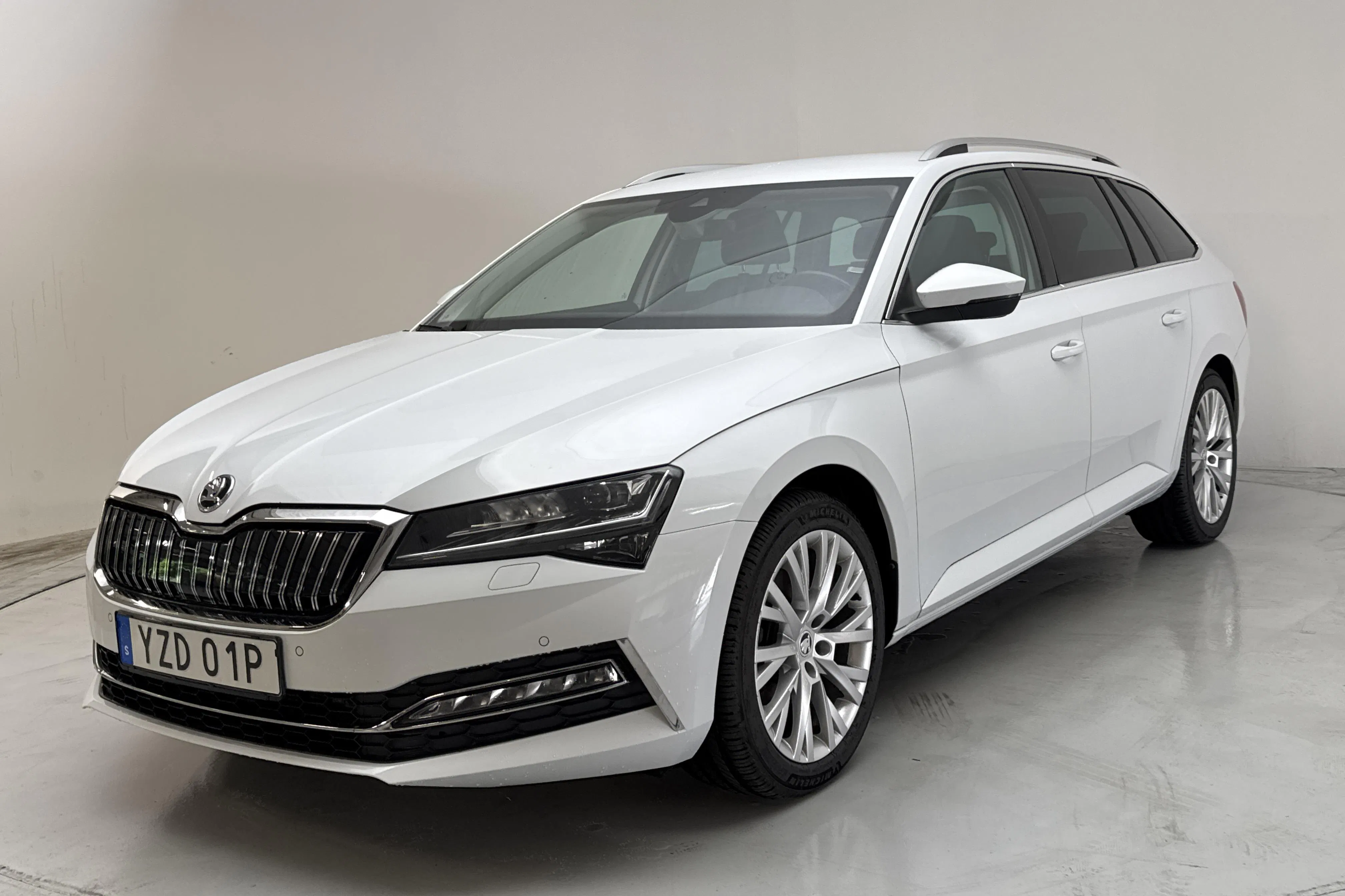 Presentationsfoto 1 av 15: Skoda Superb 1.4 TSI PHEV Kombi (218hk) - 8 763 mil - Automat - vit - 2022