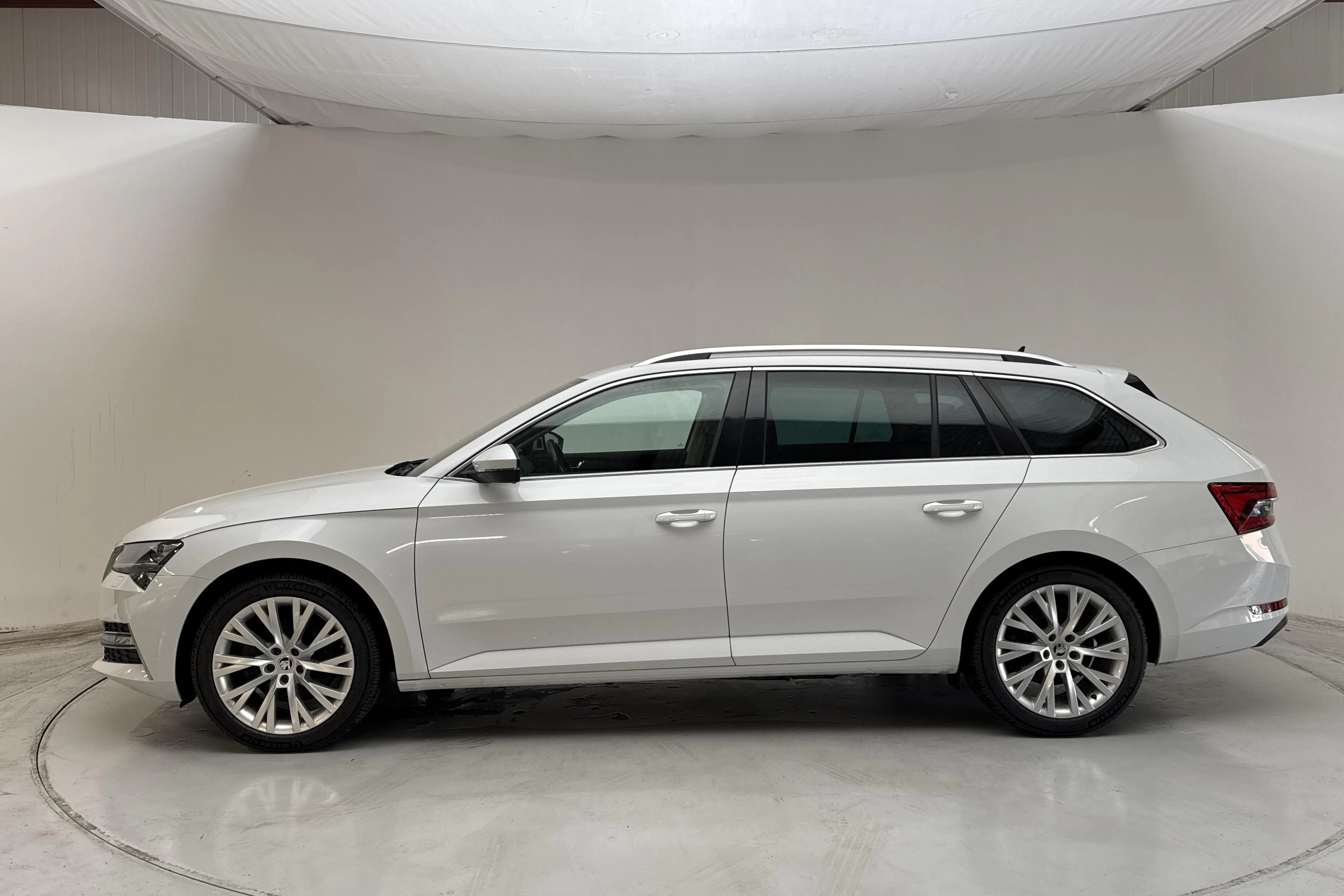 Presentationsfoto 2 av 15: Skoda Superb 1.4 TSI PHEV Kombi (218hk) - 8 763 mil - Automat - vit - 2022