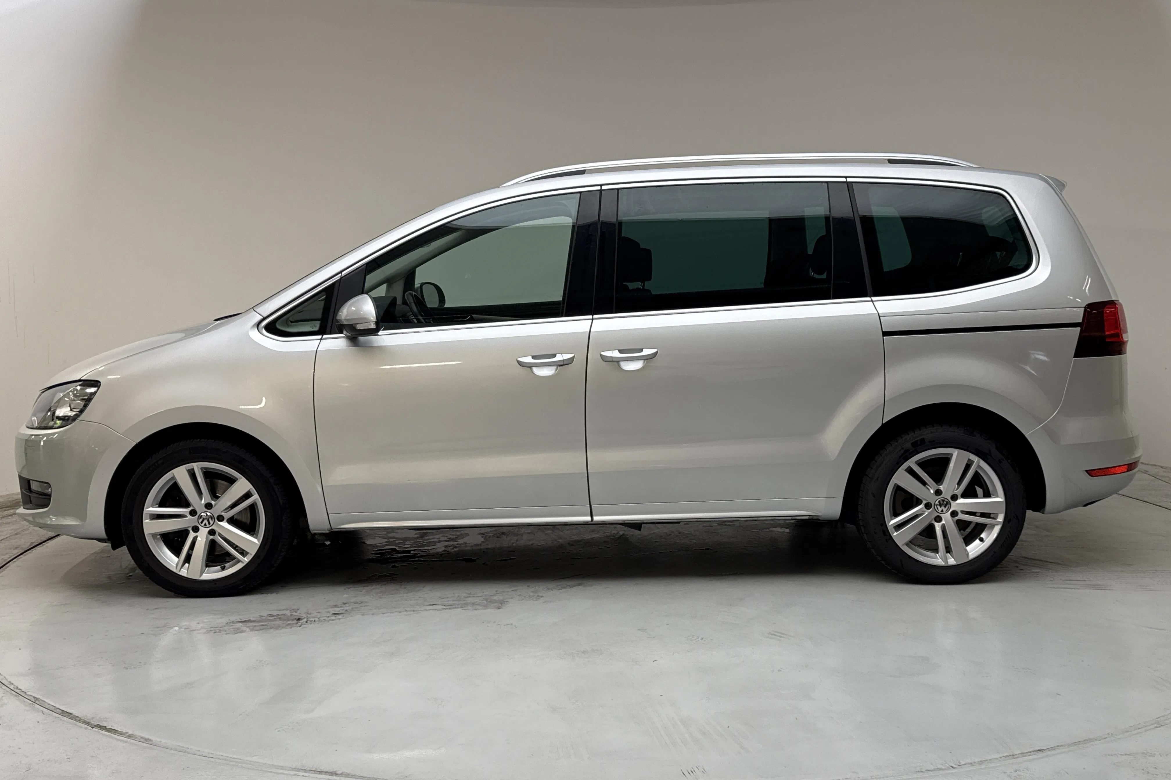 Presentationsfoto 2 av 15: VW Sharan 1.4 TSI (150hk) - 5 450 mil - Automat - silver - 2021