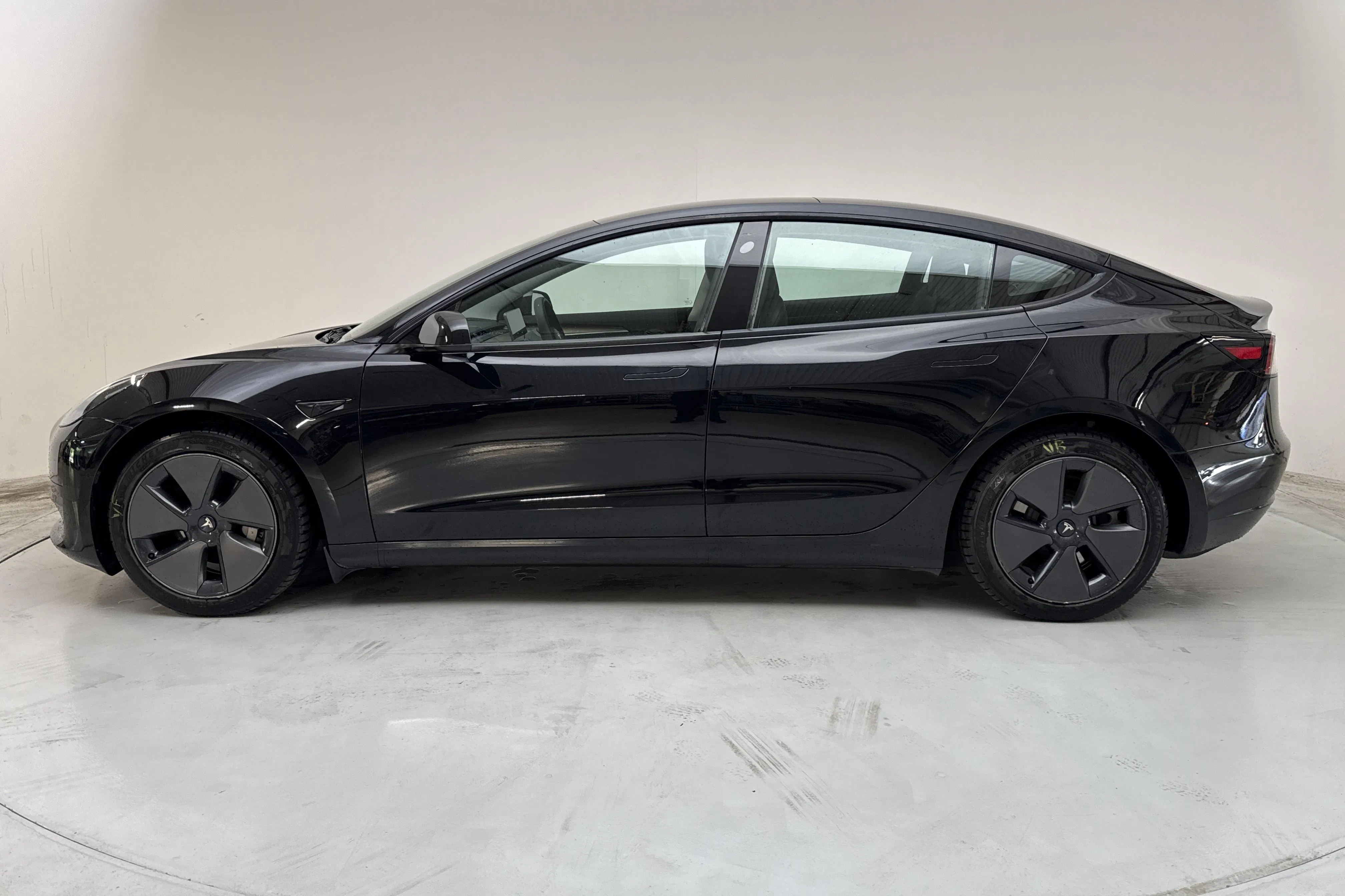 Presentation photo 2 of 18: Tesla Model 3 Standard Range RWD - 5 427 Scandinavian mile - Automatic - black - 2021