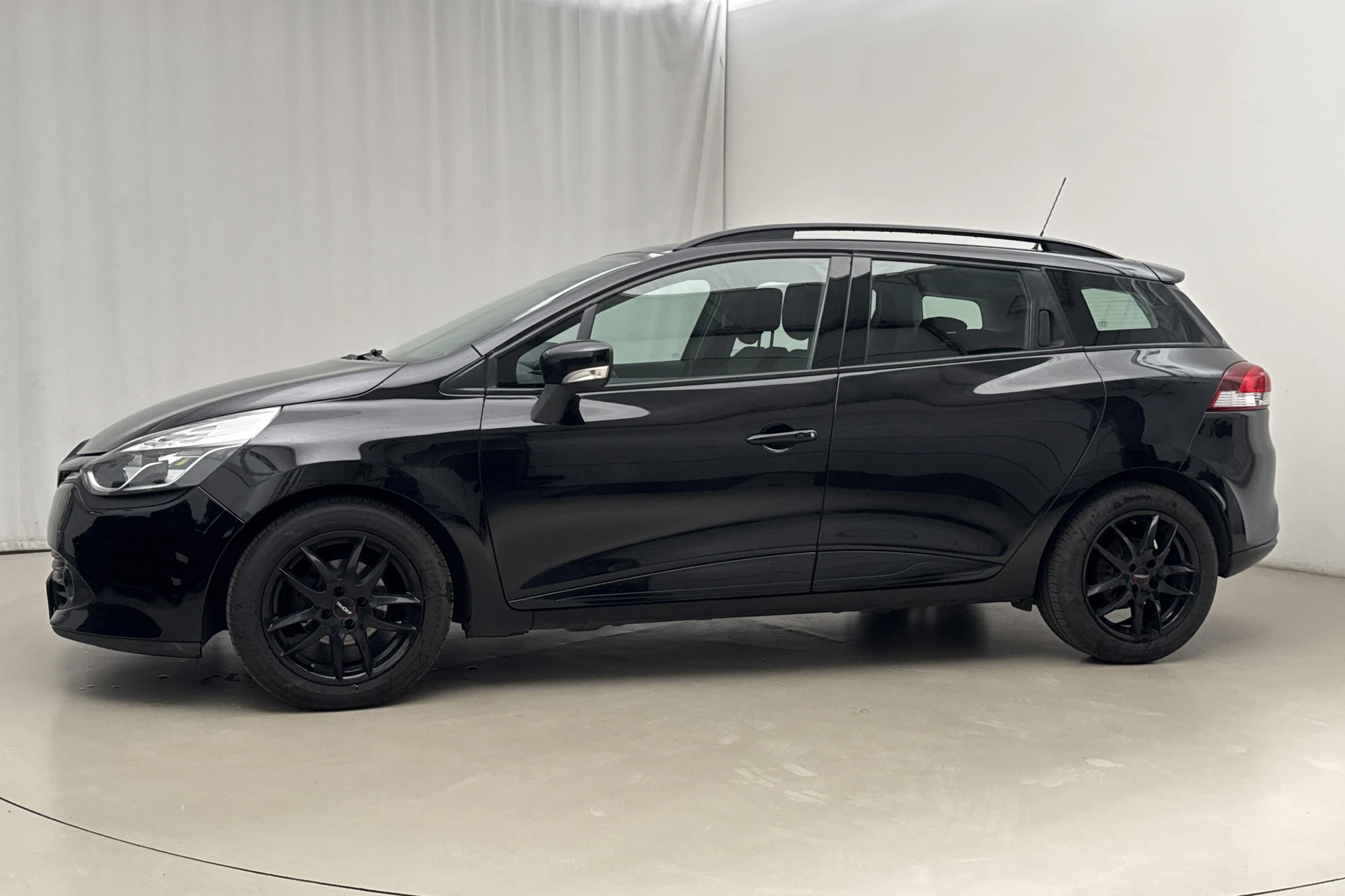 Presentation photo 2 of 15: Renault Clio IV 0.9 TCe 90 Sports Tourer (90hk) - 144 780 km - Manual - black - 2014