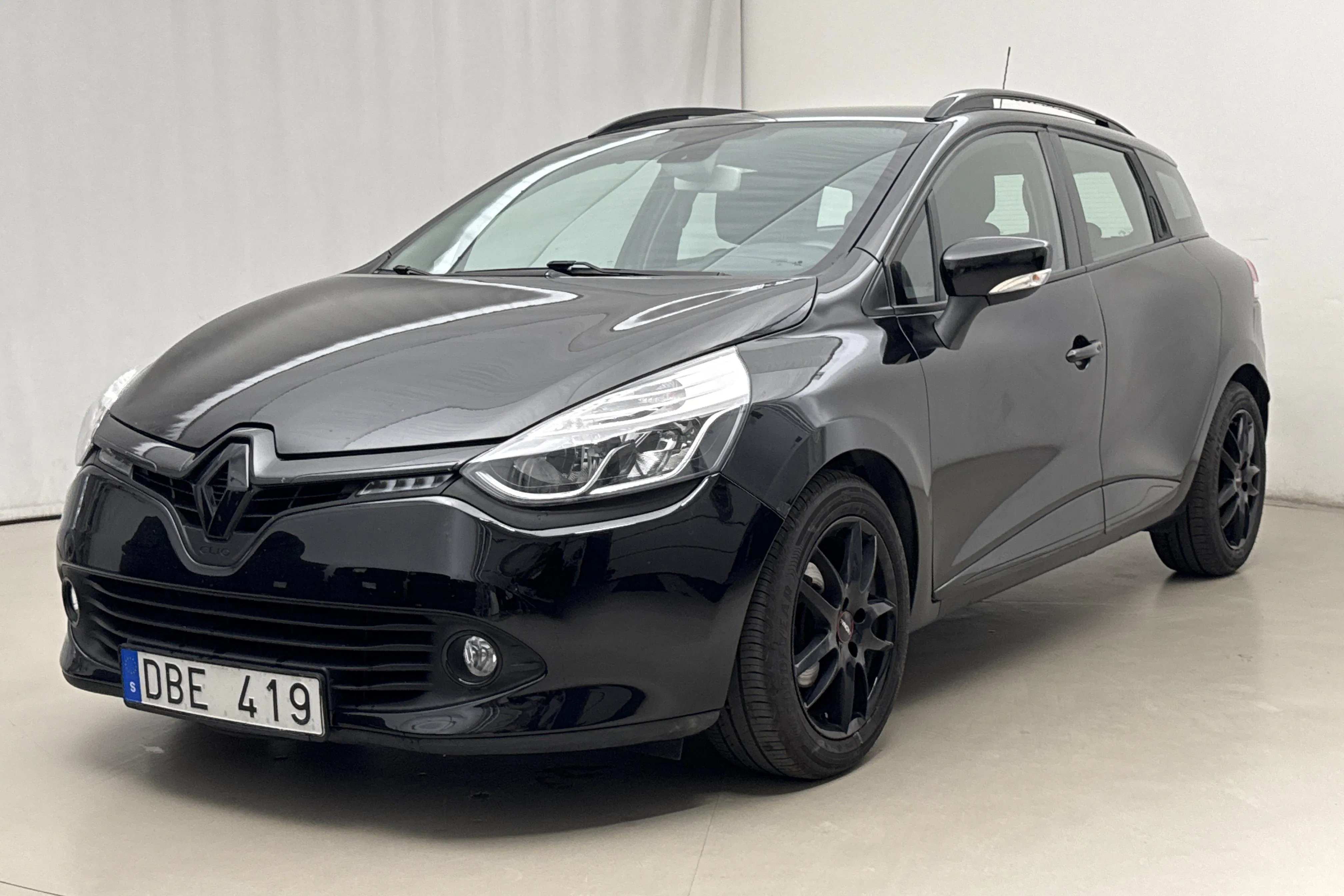 Presentation photo 1 of 15: Renault Clio IV 0.9 TCe 90 Sports Tourer (90hk) - 144 780 km - Manual - black - 2014