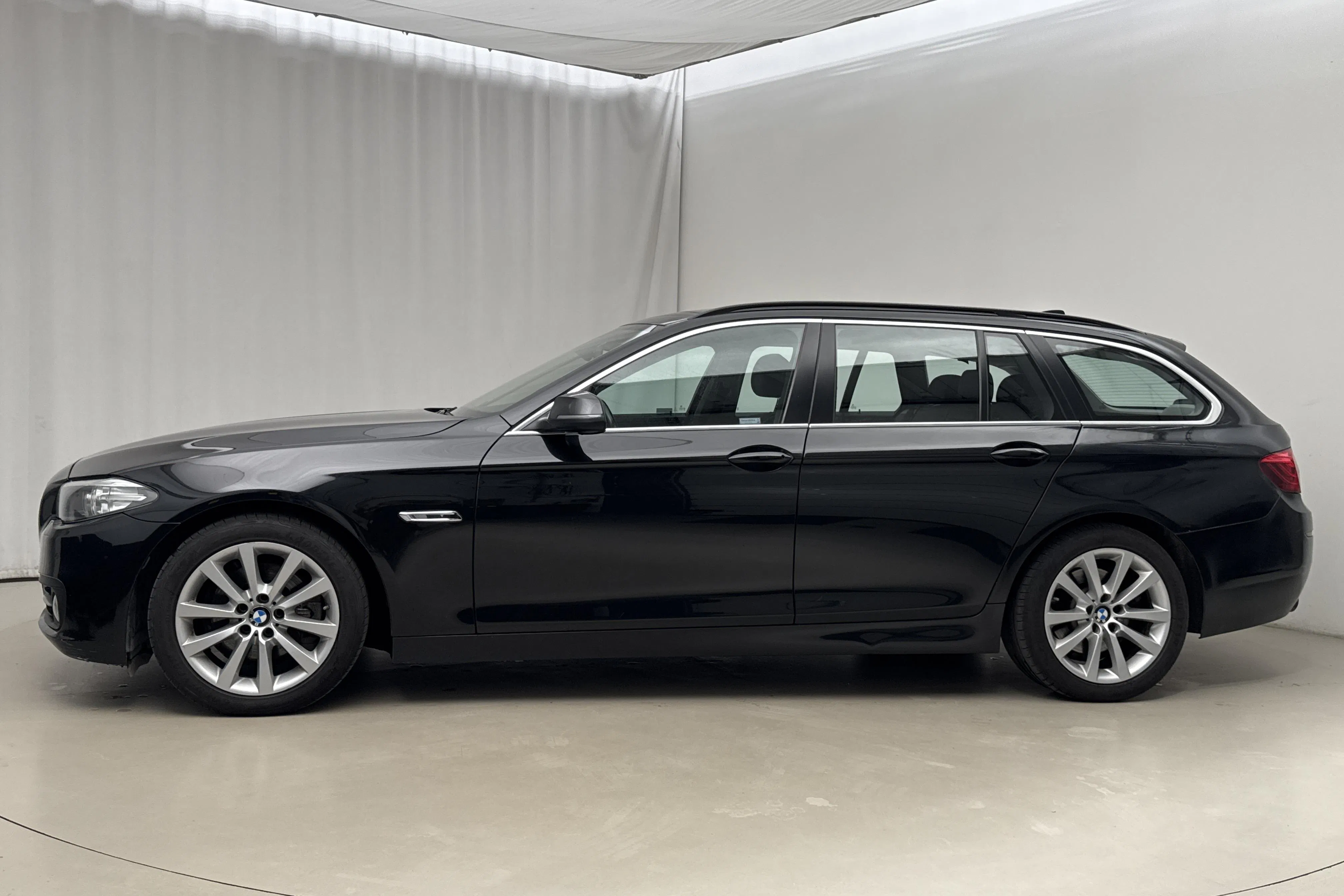 Presentationsfoto 2 av 18: BMW 520d xDrive Touring, F11 (190hk) - 17 846 mil - Automat - svart - 2017