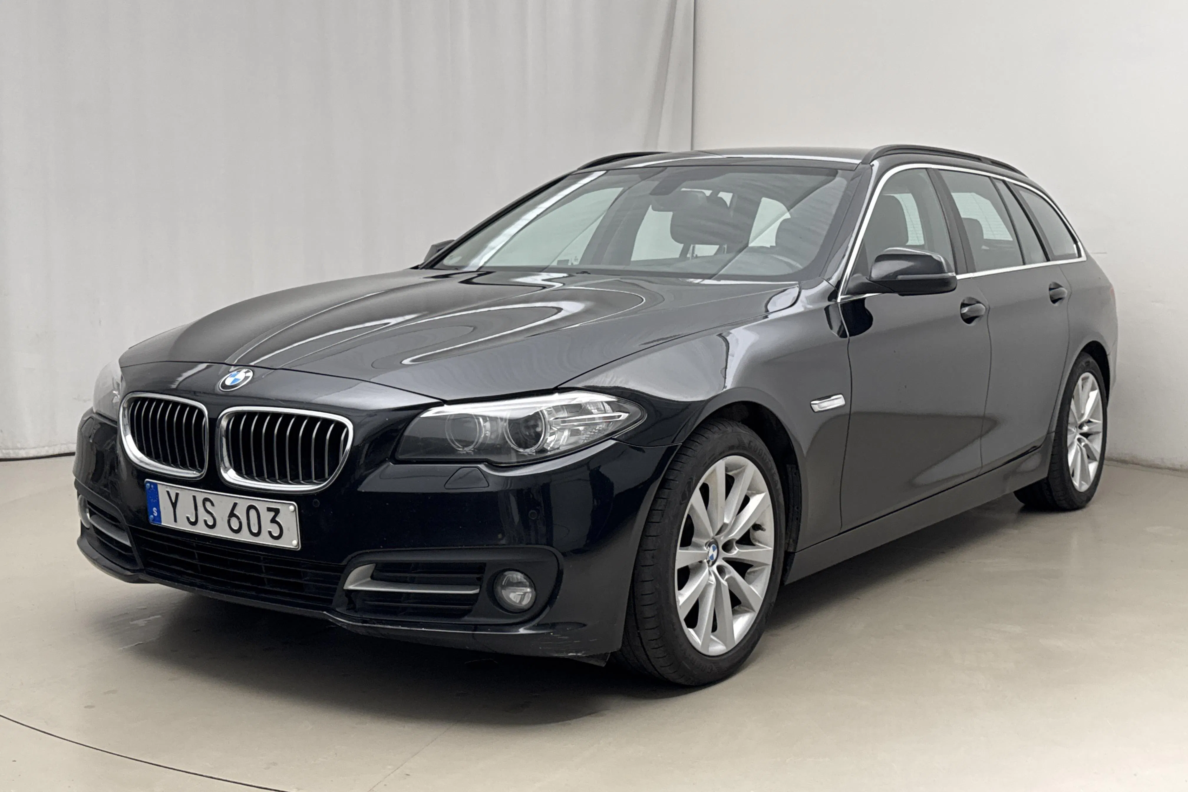 Presentationsfoto 1 av 18: BMW 520d xDrive Touring, F11 (190hk) - 17 846 mil - Automat - svart - 2017