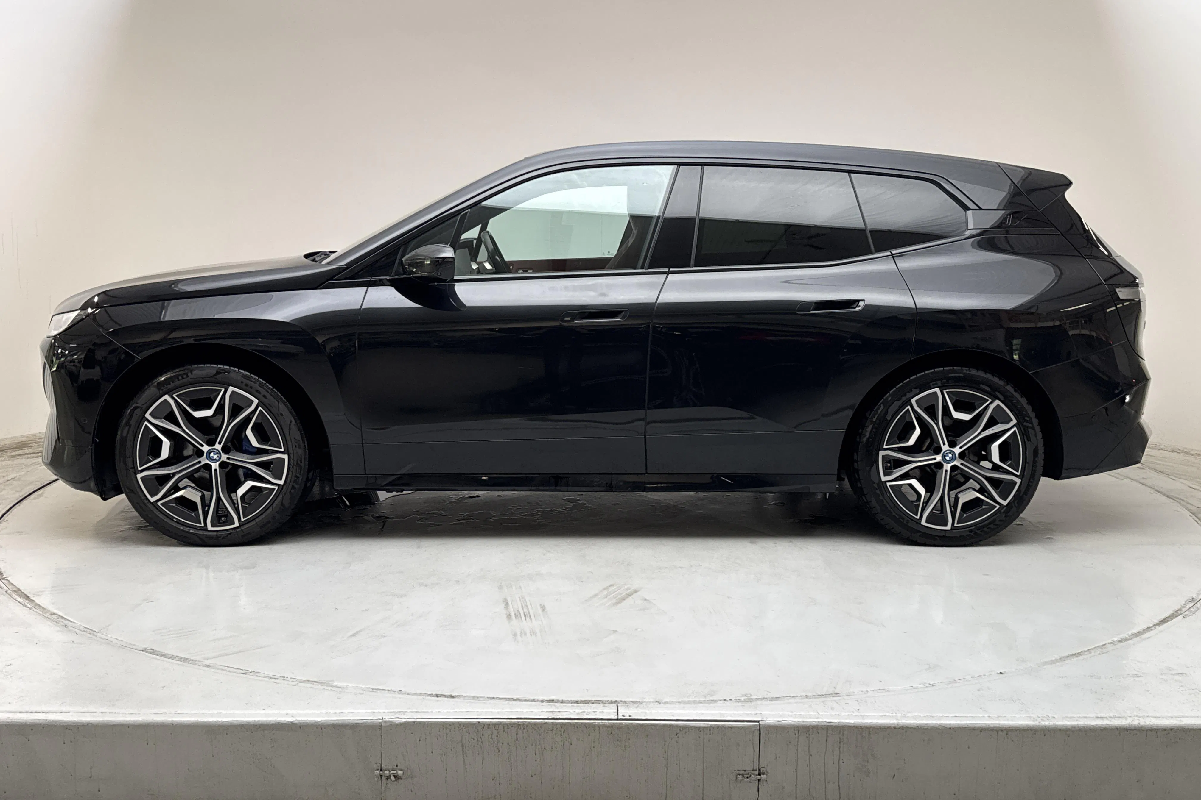 Presentation photo 2 of 23: BMW iX xDrive50, I20 (520hk) - 104 730 km - Automatic - black - 2022