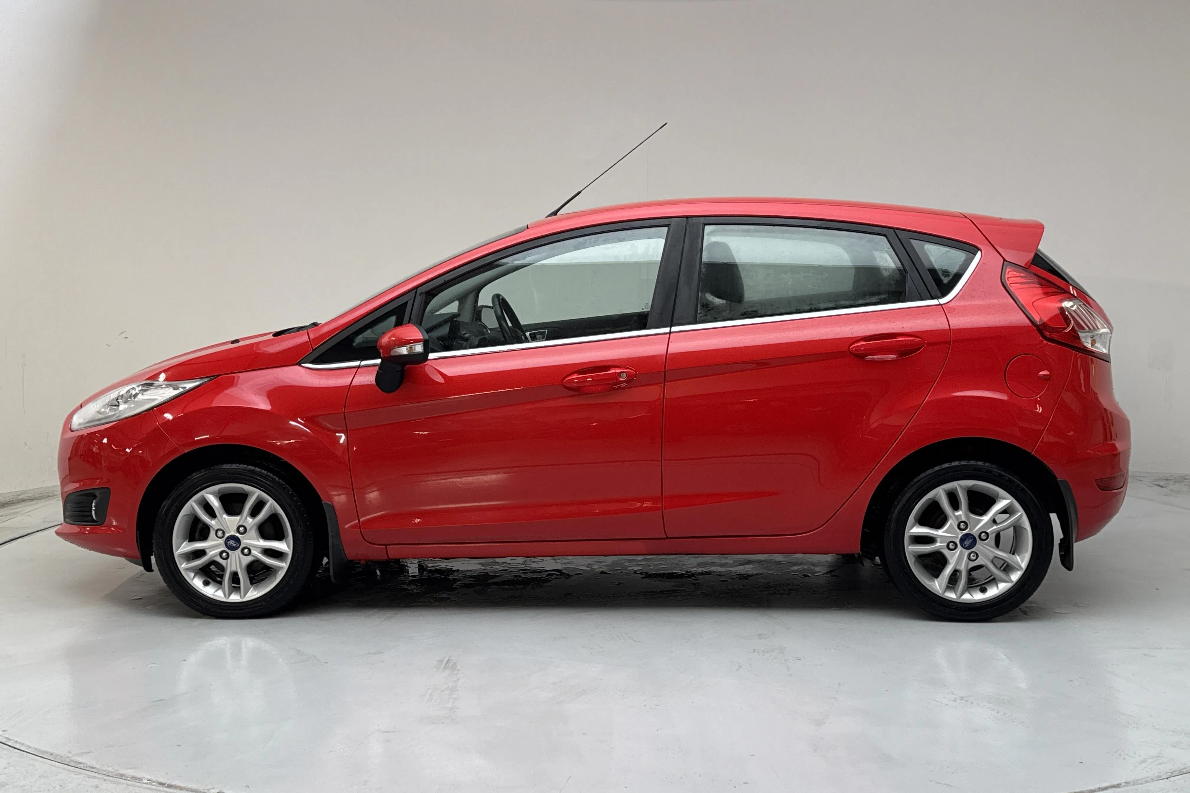 Presentationsfoto 2 av 12: Ford Fiesta 1.0T EcoBoost 5dr (100hk) - 11 237 mil - Manuell - röd - 2016