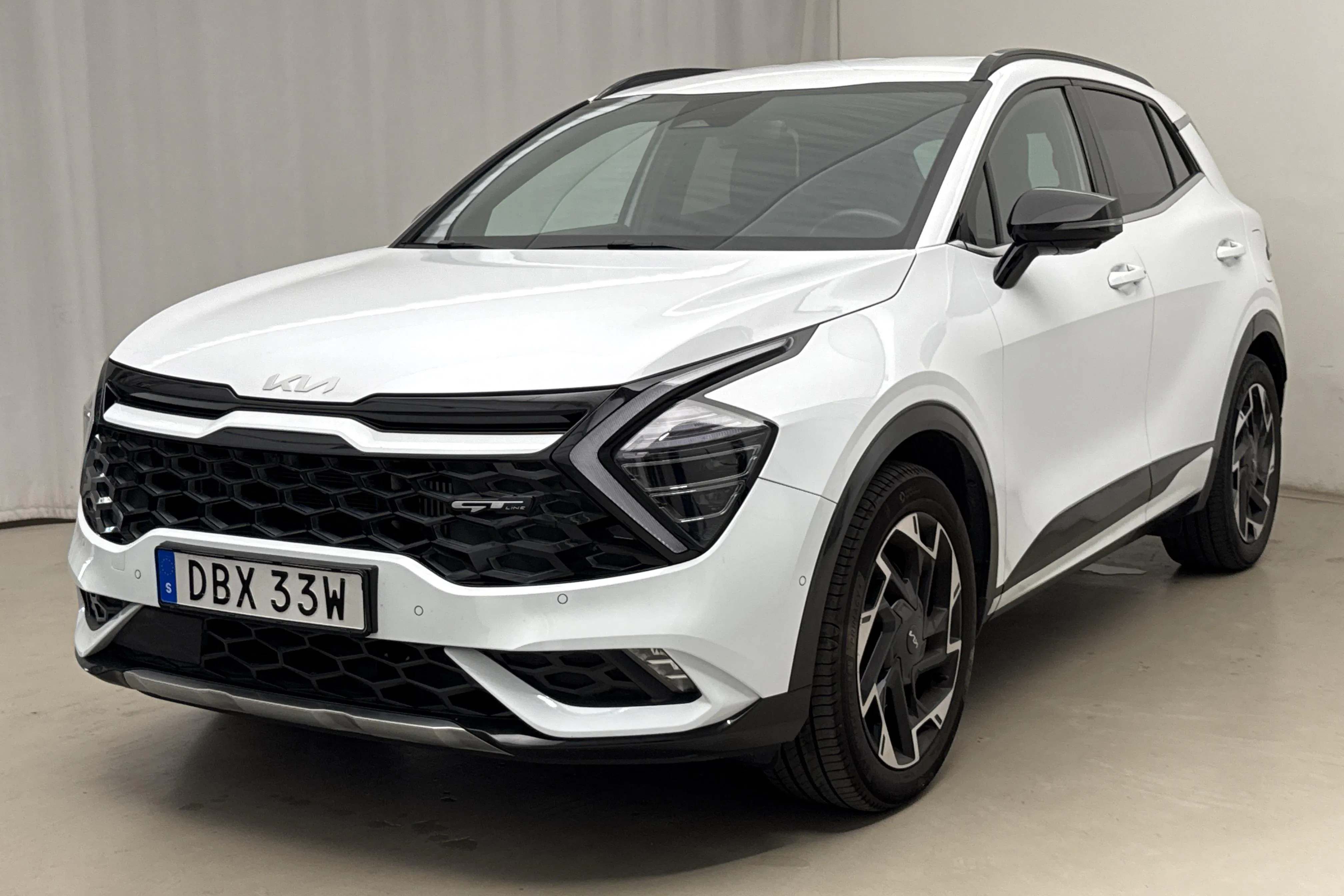 Presentationsfoto 1 av 23: KIA Sportage PHEV AWD (265hk) - 6 385 mil - Automat - vit - 2022
