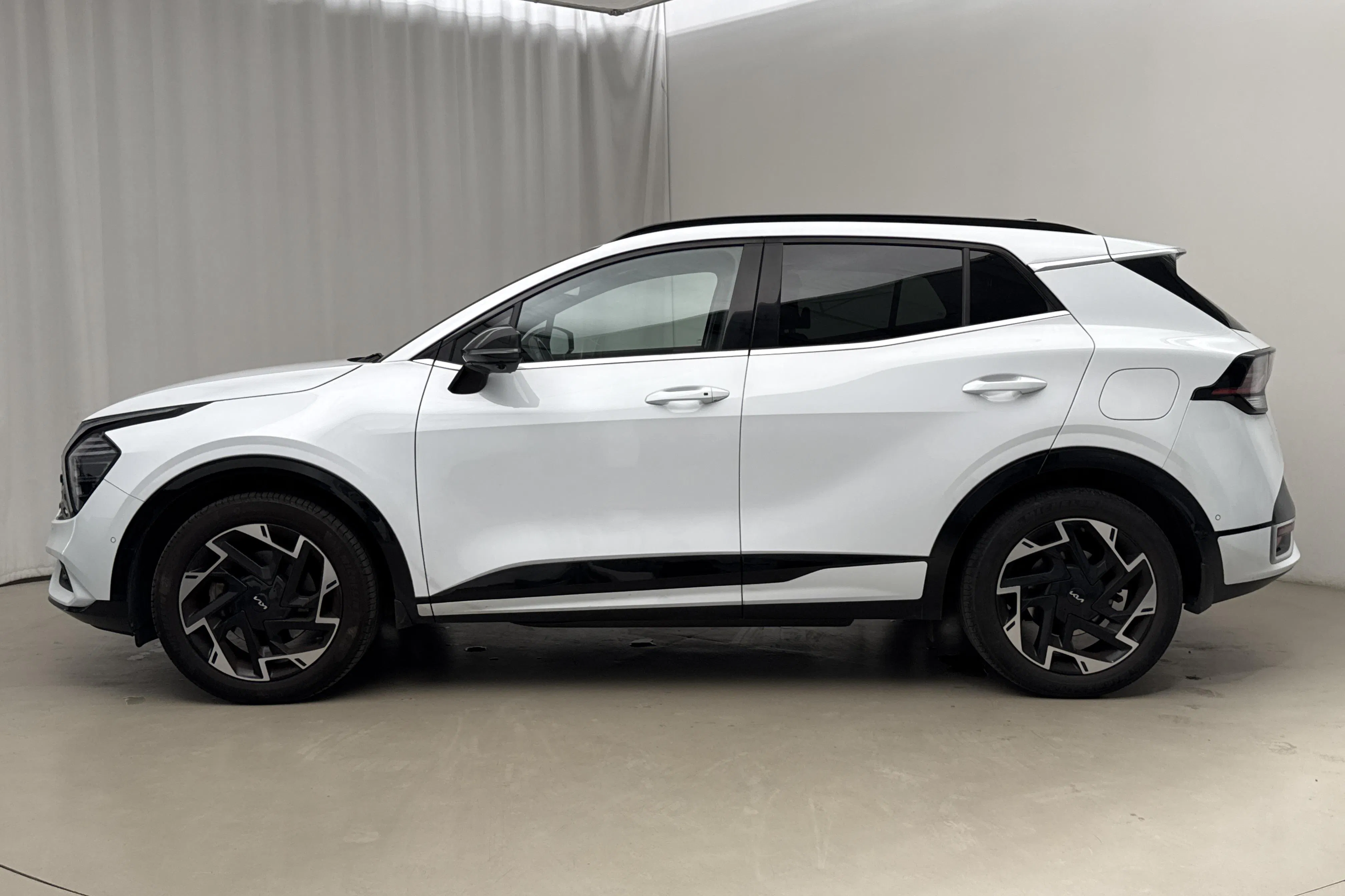 Presentationsfoto 2 av 23: KIA Sportage PHEV AWD (265hk) - 6 385 mil - Automat - vit - 2022
