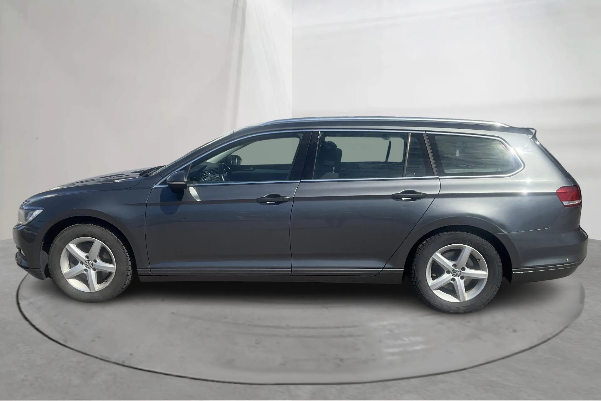 Presentation photo 2 of 13: VW Passat 2.0 TDI Sportscombi (150hk) - 14 390 Scandinavian mile - Automatic - gray - 2015