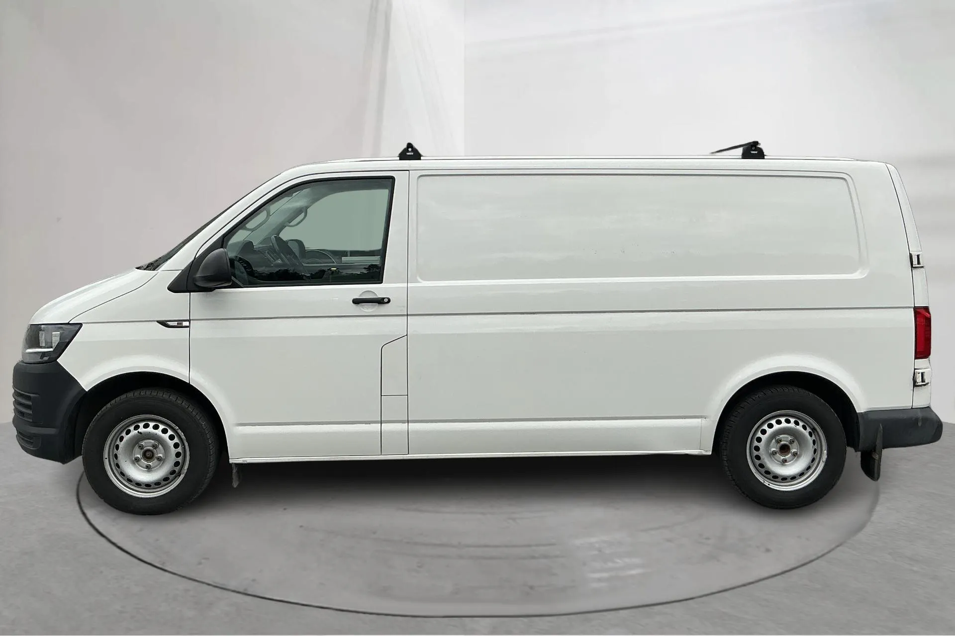 Presentationsfoto 2 av 16: VW Transporter T6 2.0 TDI BMT Skåp (150hk) - 12 670 mil - Automat - vit - 2019