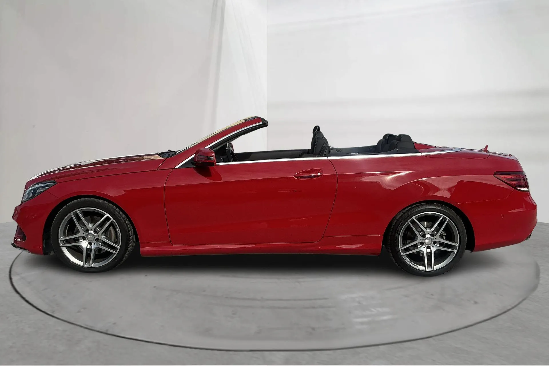 Presentationsfoto 2 av 22: Mercedes E 200 C207 (184hk) - 2 450 mil - Automat - Ljusröd - 2014
