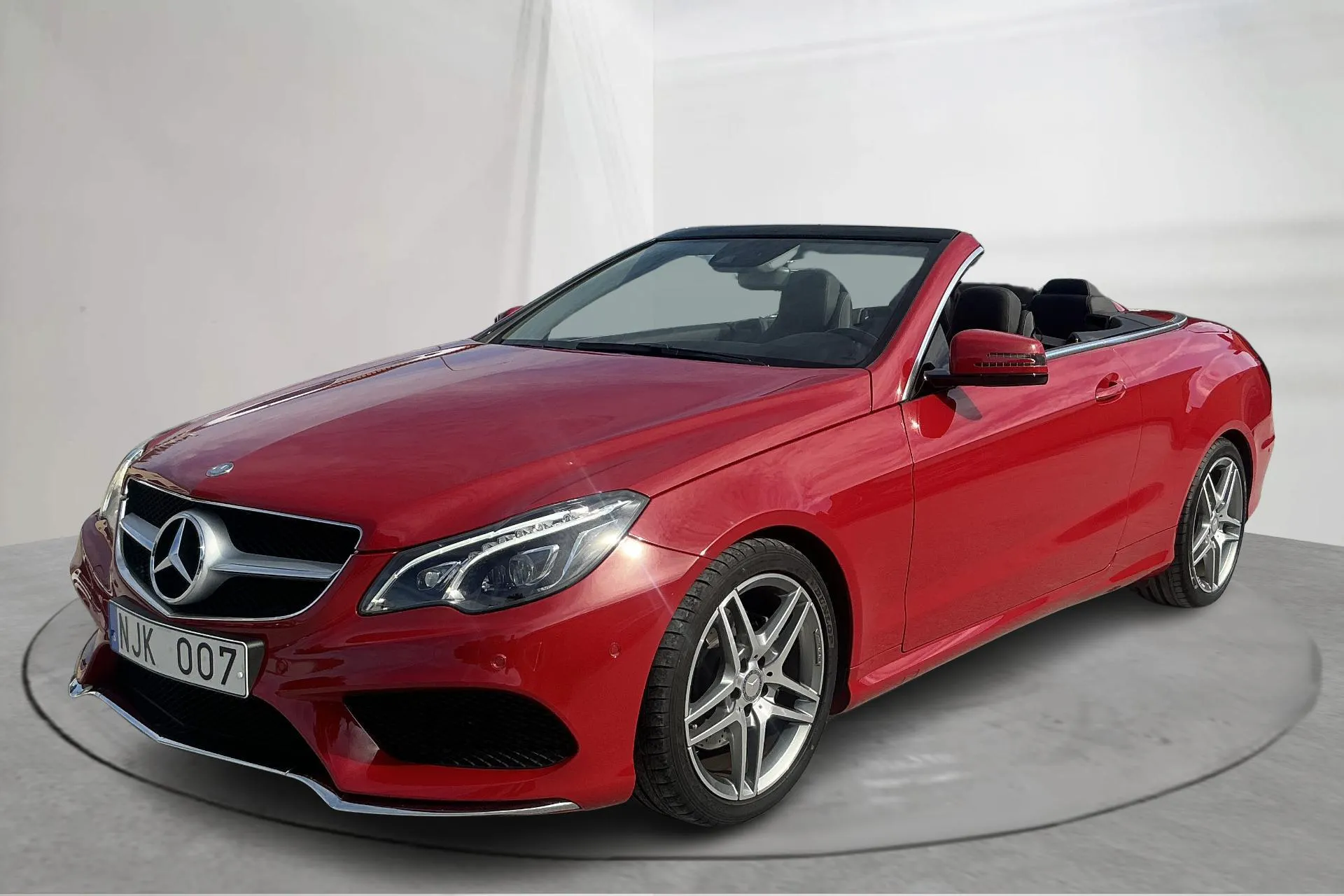 Presentationsfoto 1 av 22: Mercedes E 200 C207 (184hk) - 2 450 mil - Automat - Ljusröd - 2014
