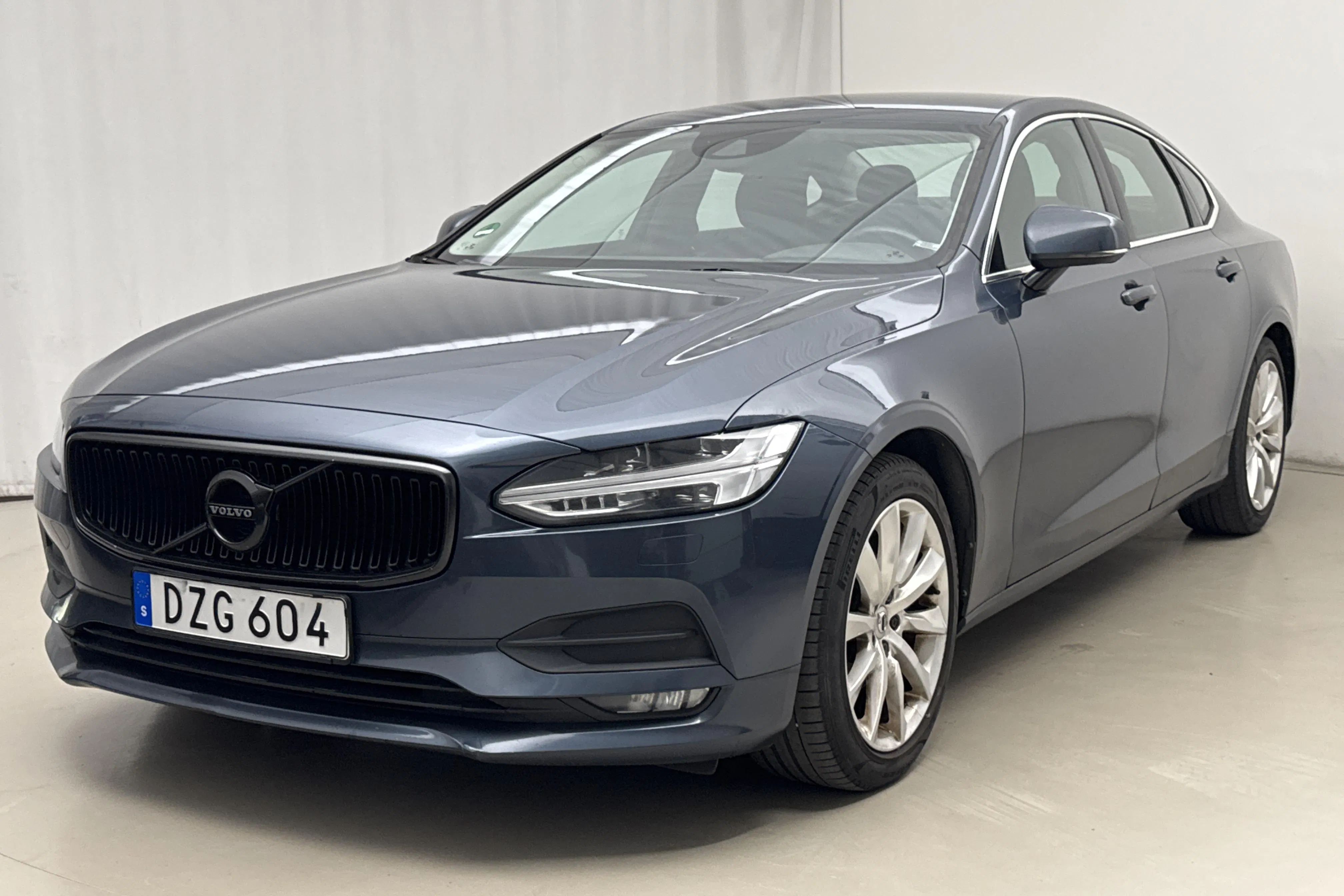 Presentationsfoto 1 av 18: Volvo S90 D4 (190hk) - 23 269 mil - Automat - Mörkblå - 2018