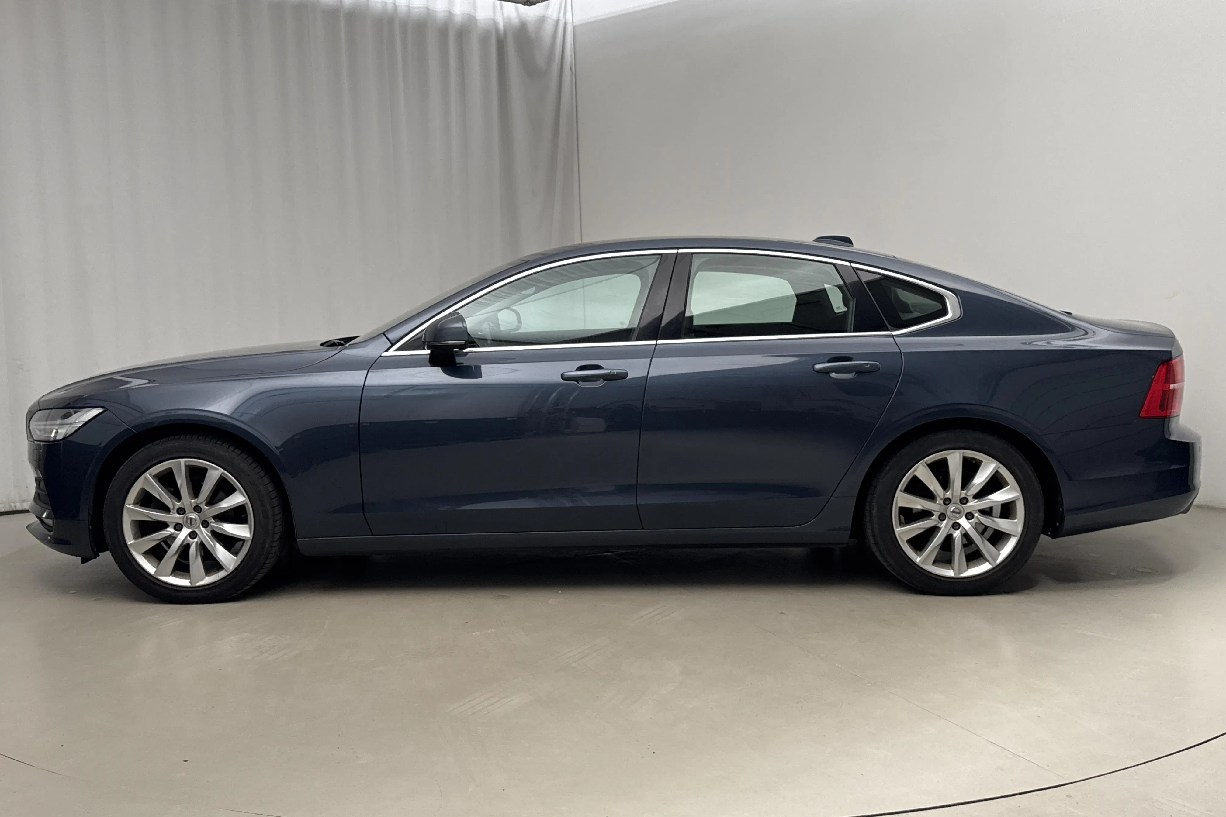 Presentationsfoto 2 av 18: Volvo S90 D4 (190hk) - 23 269 mil - Automat - Mörkblå - 2018