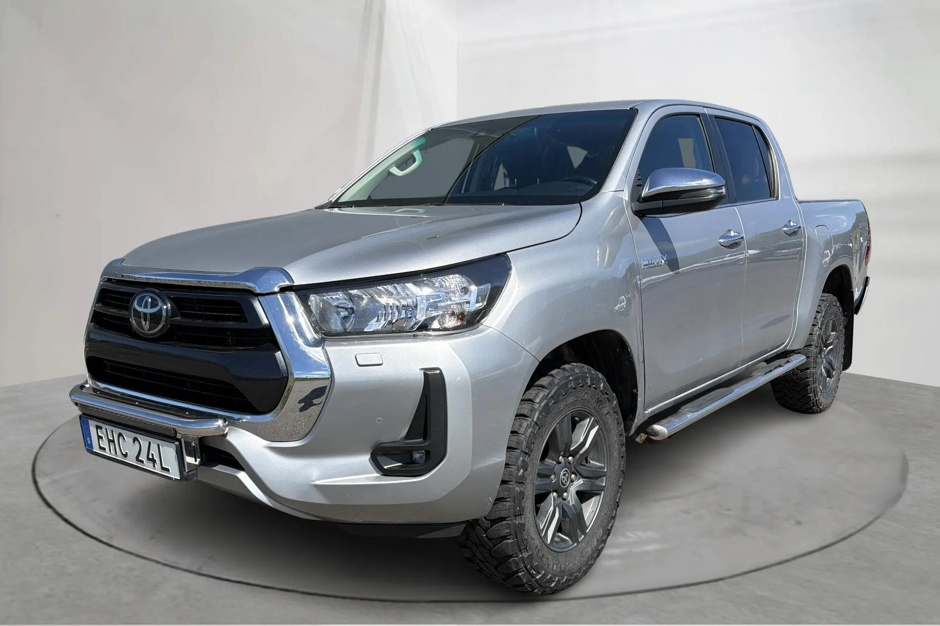 Presentationsfoto 1 av 15: Toyota Hilux 2.8 D 4WD (204hk) - 11 437 mil - Automat - silver - 2022