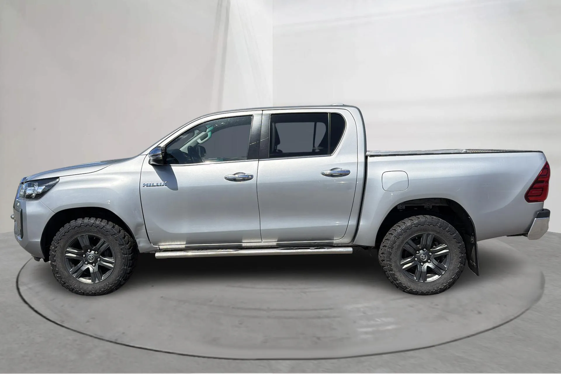 Presentationsfoto 2 av 15: Toyota Hilux 2.8 D 4WD (204hk) - 11 437 mil - Automat - silver - 2022