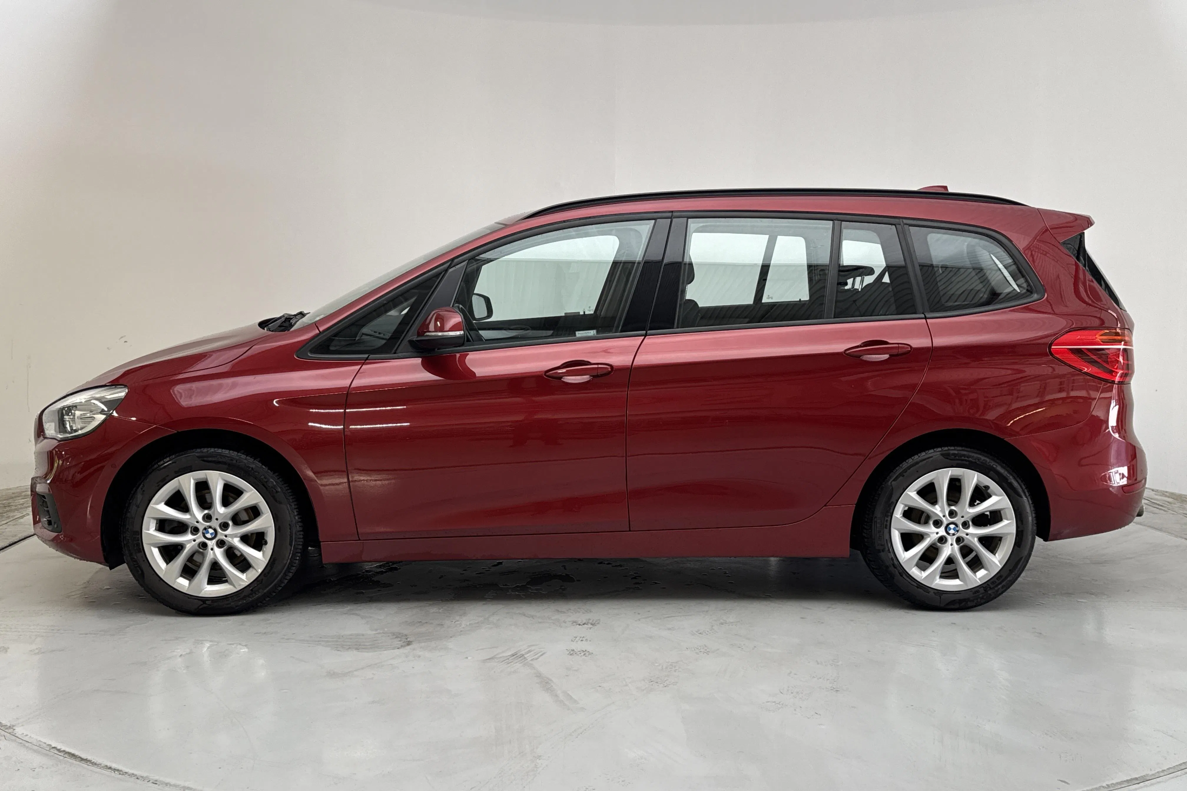 Presentation photo 2 of 15: BMW 218d Gran Tourer, F46 (150hk) - 115 340 km - Automatic - red - 2016